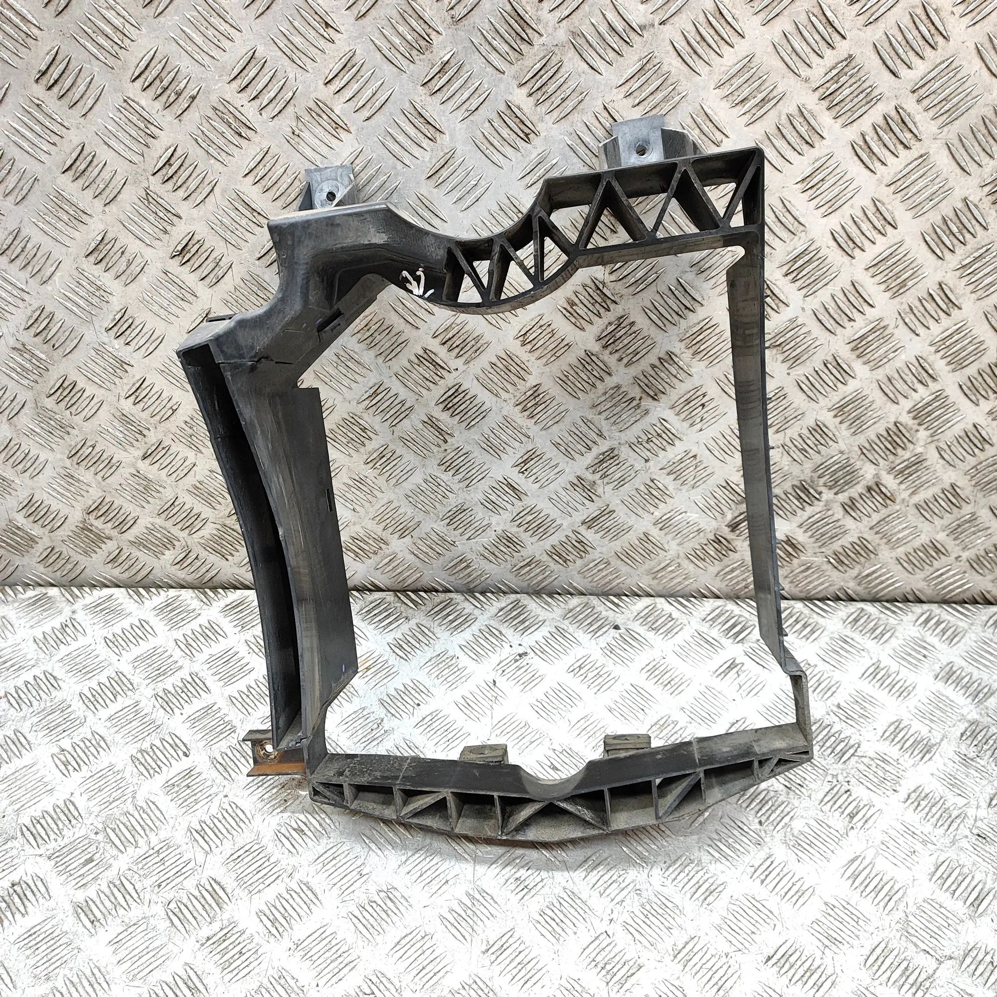 Land Rover Range Rover Sport (L494) Radiator Holder Radiator Holder — LAND ROVER RANGE ROVER SPORT ...