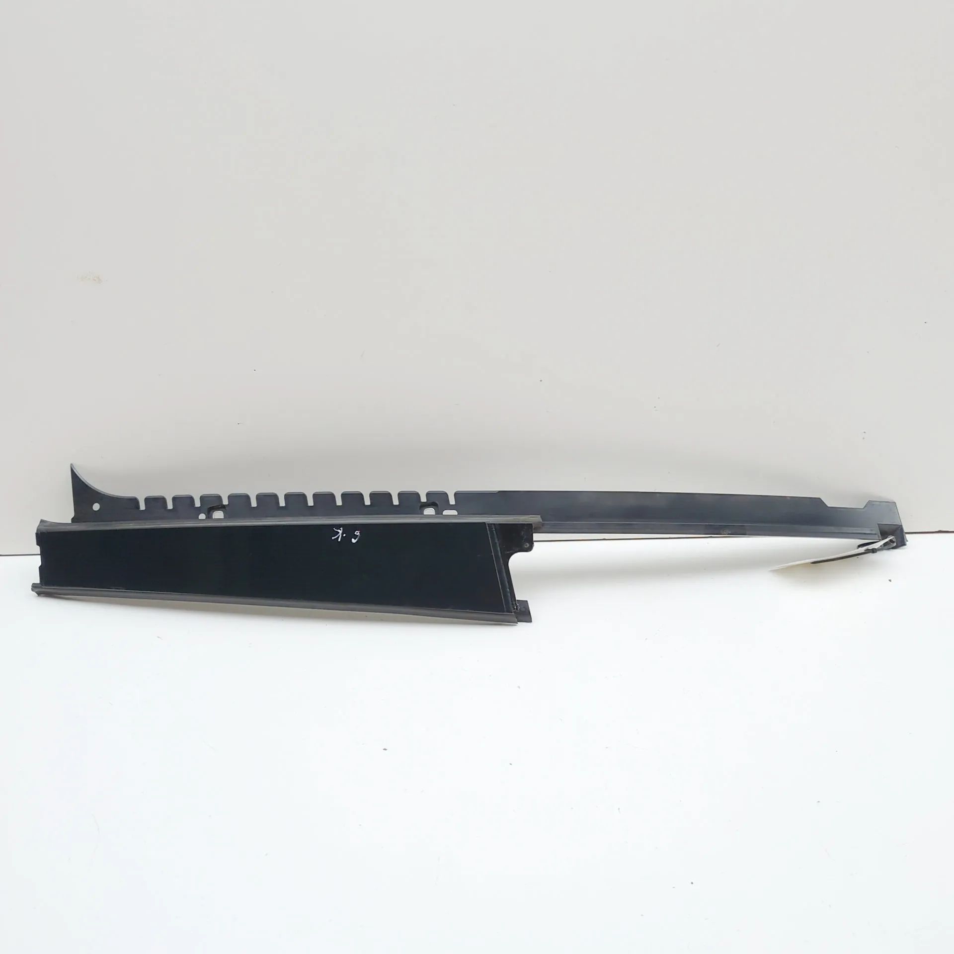 Porsche Panamera Vertical door trim — rear — left Vertical door trim — rear — left — PORSCHE PANA...
