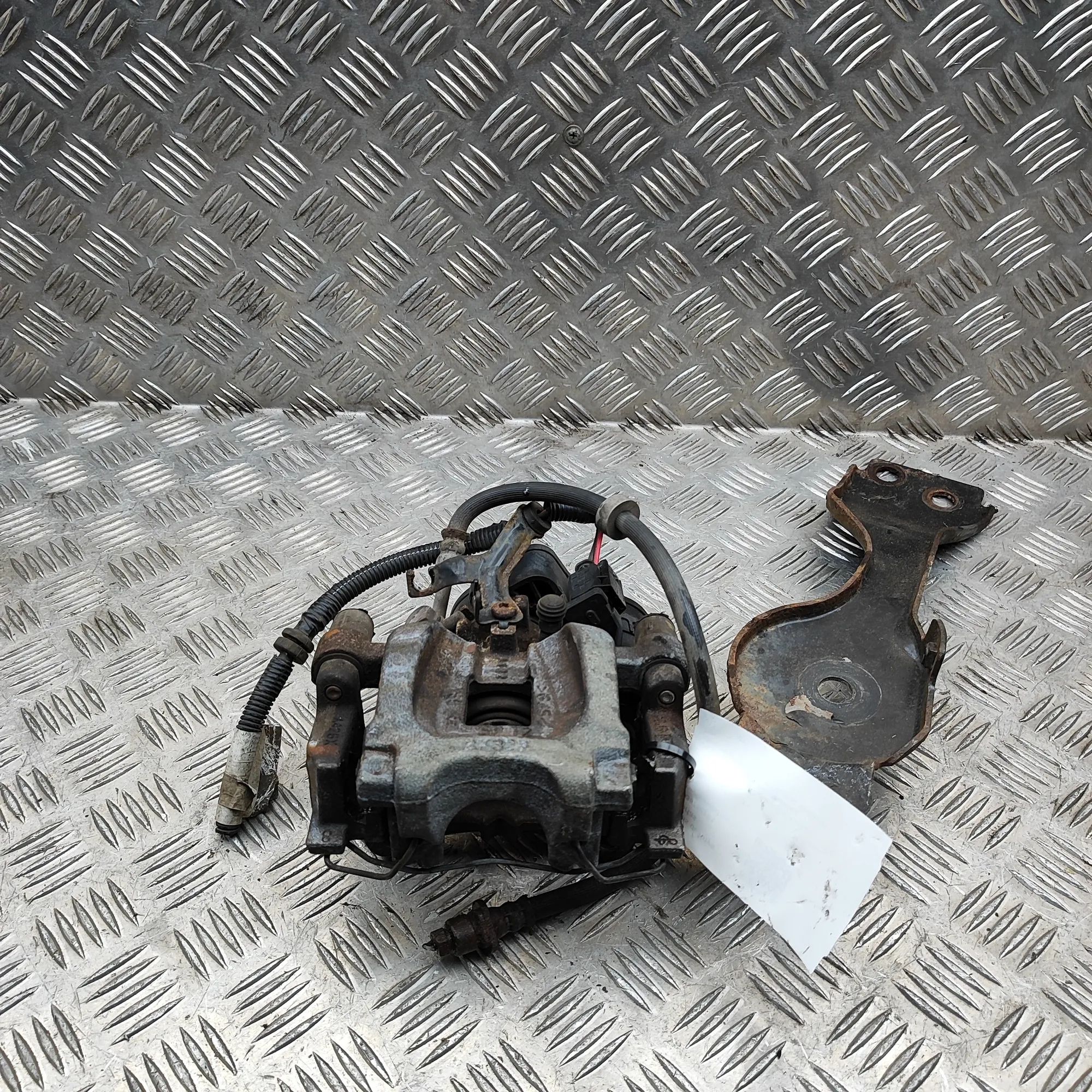Land Rover Range Rover Evoque Brake caliper — rear right Brake caliper — rear right — LAND ROVER RANGE R...