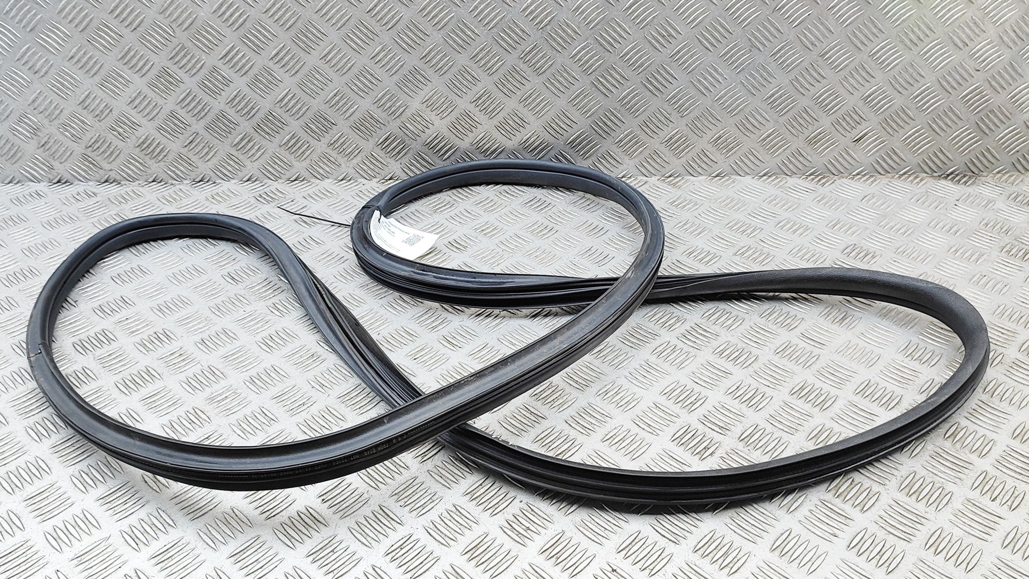 Alfa-Romeo Giulietta (940) Door rubber seal — front left