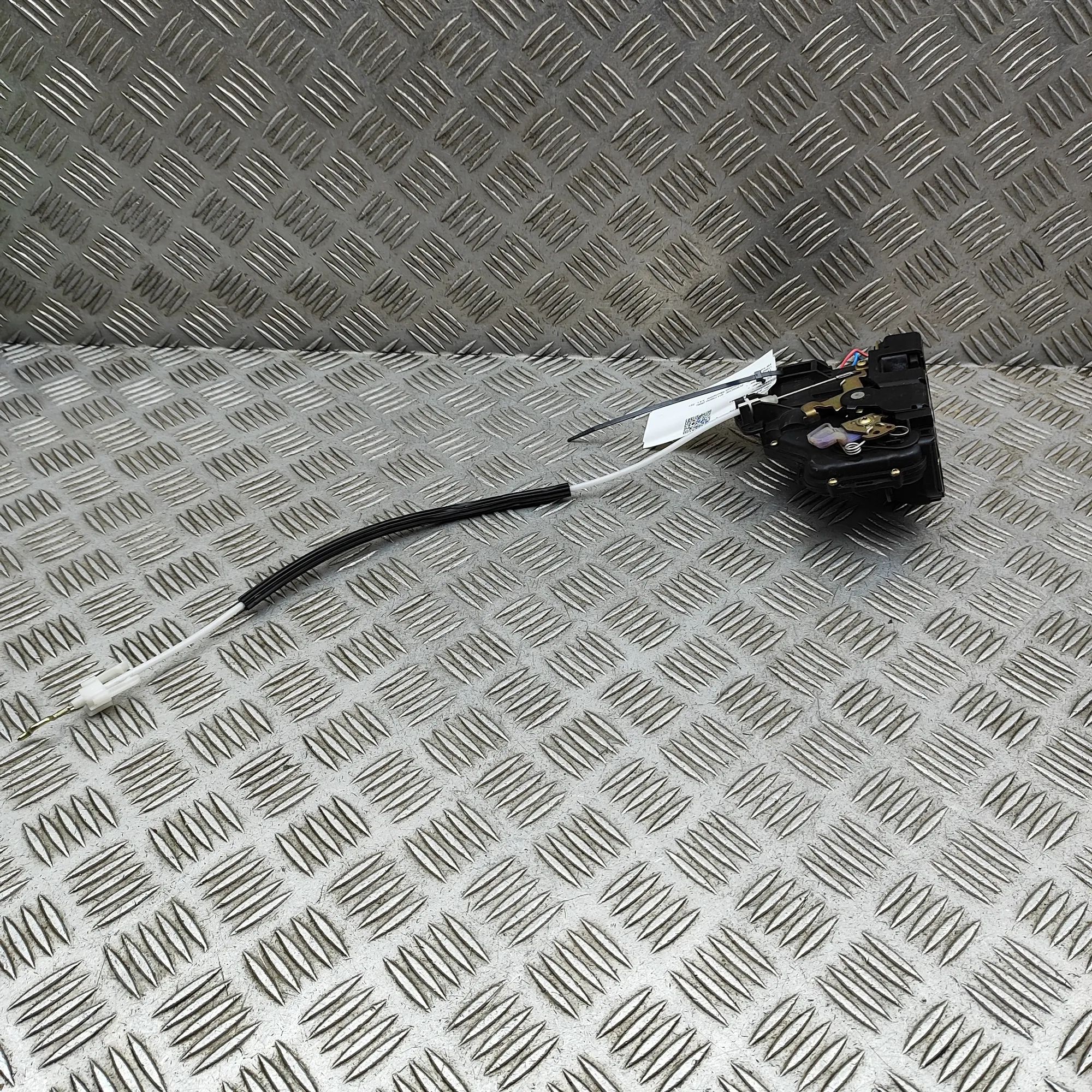 Porsche 911 (996) Door lock — front left Door lock — front left — PORSCHE 911 (Cabrio 99...
