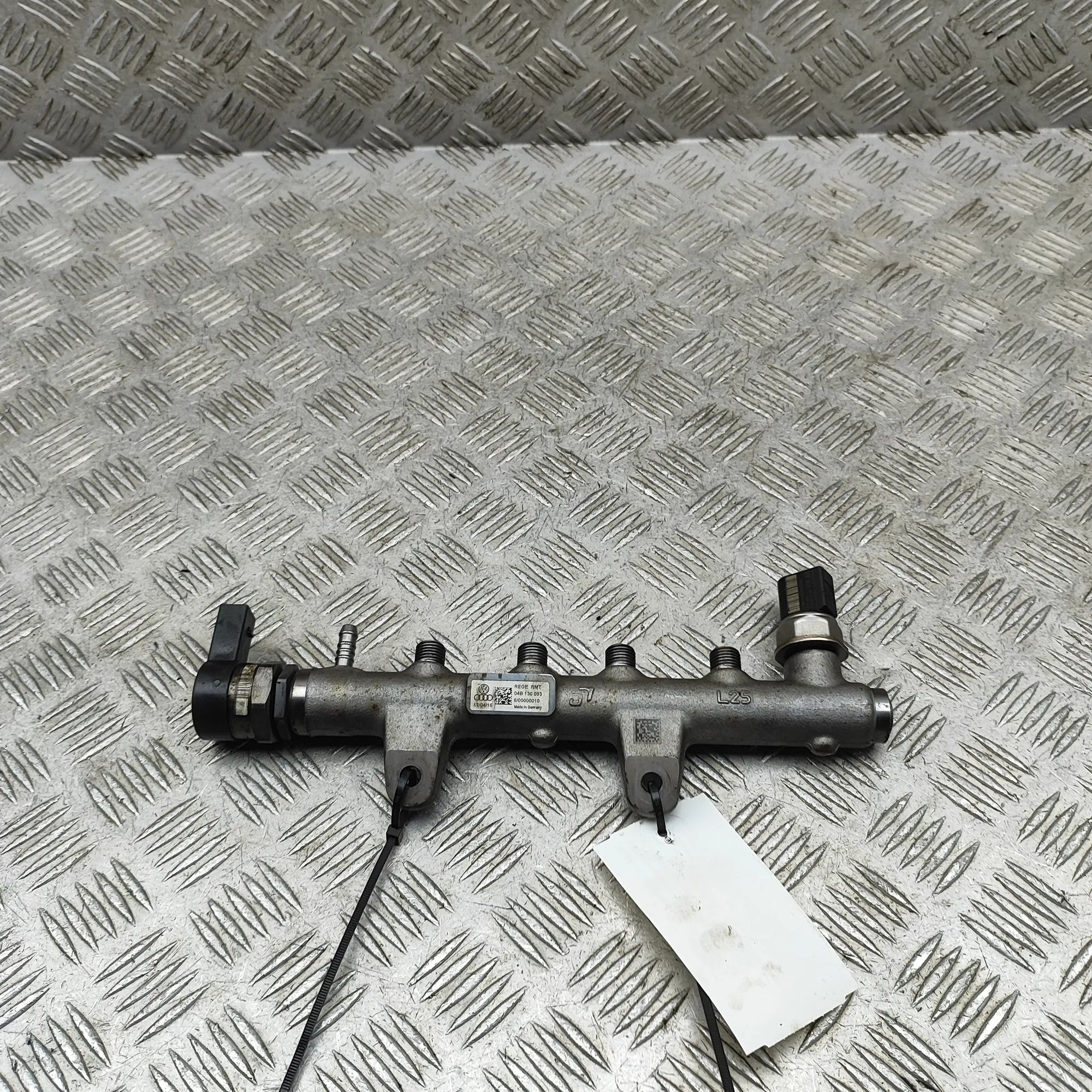 Volkswagen Polo Fuel Rail Fuel rail — VW POLO (6R, 6C) (2009-...) — 04B13...