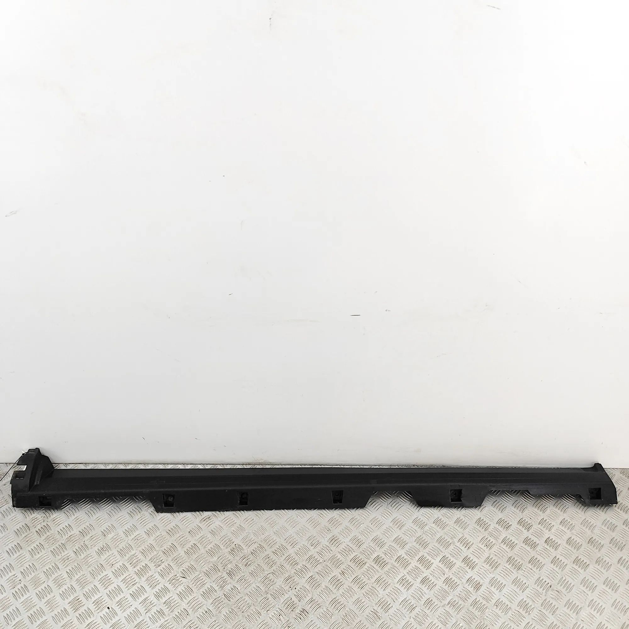 Land Rover Discovery Sport Left Side Plastic Sideskirt Cover Left Side Plastic Sideskirt Cover — LAND ROVER ...