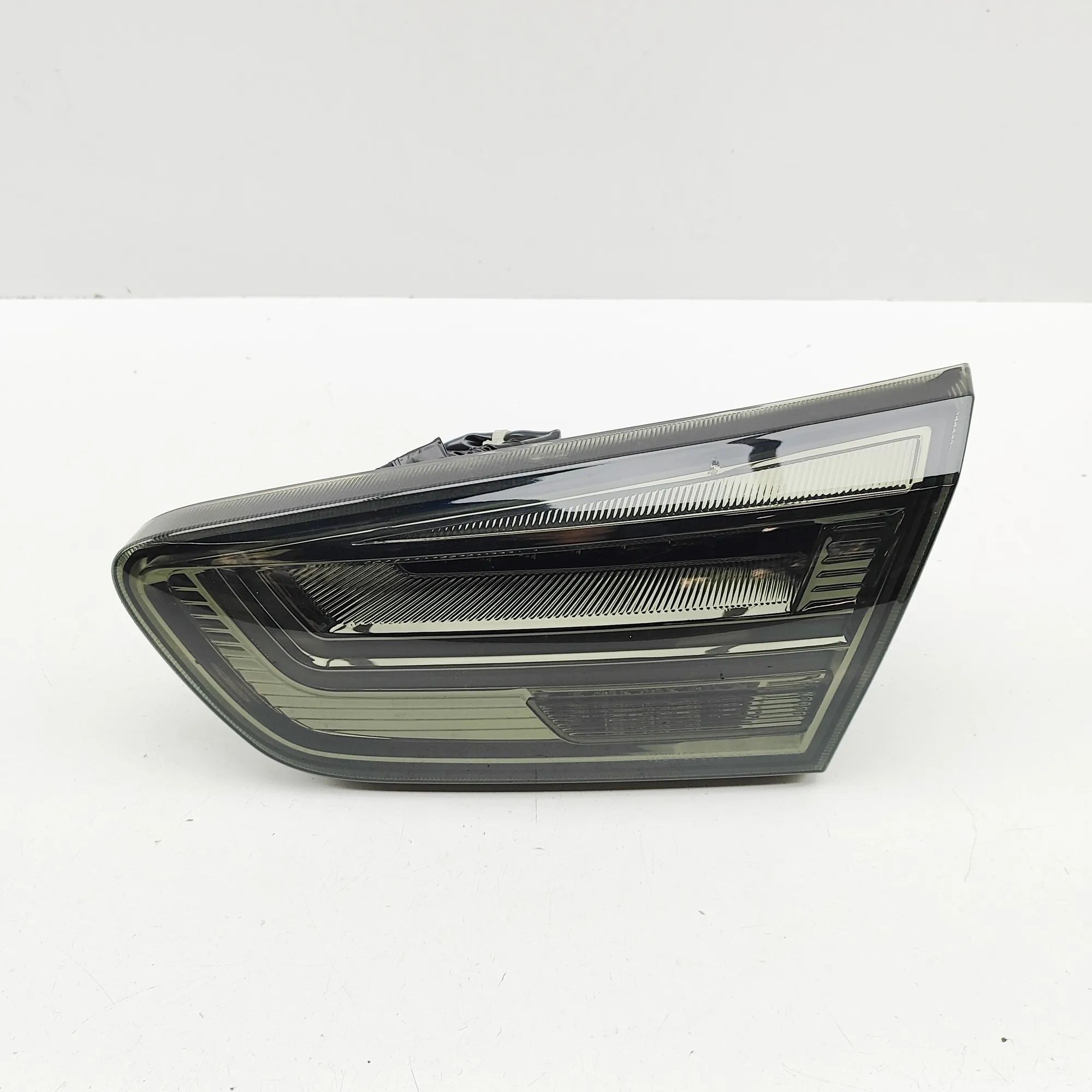 Mitsubishi Lancer Right Side Tailgate Tail Light Right Side Tailgate Tail Light — MITSUBISHI LAN...