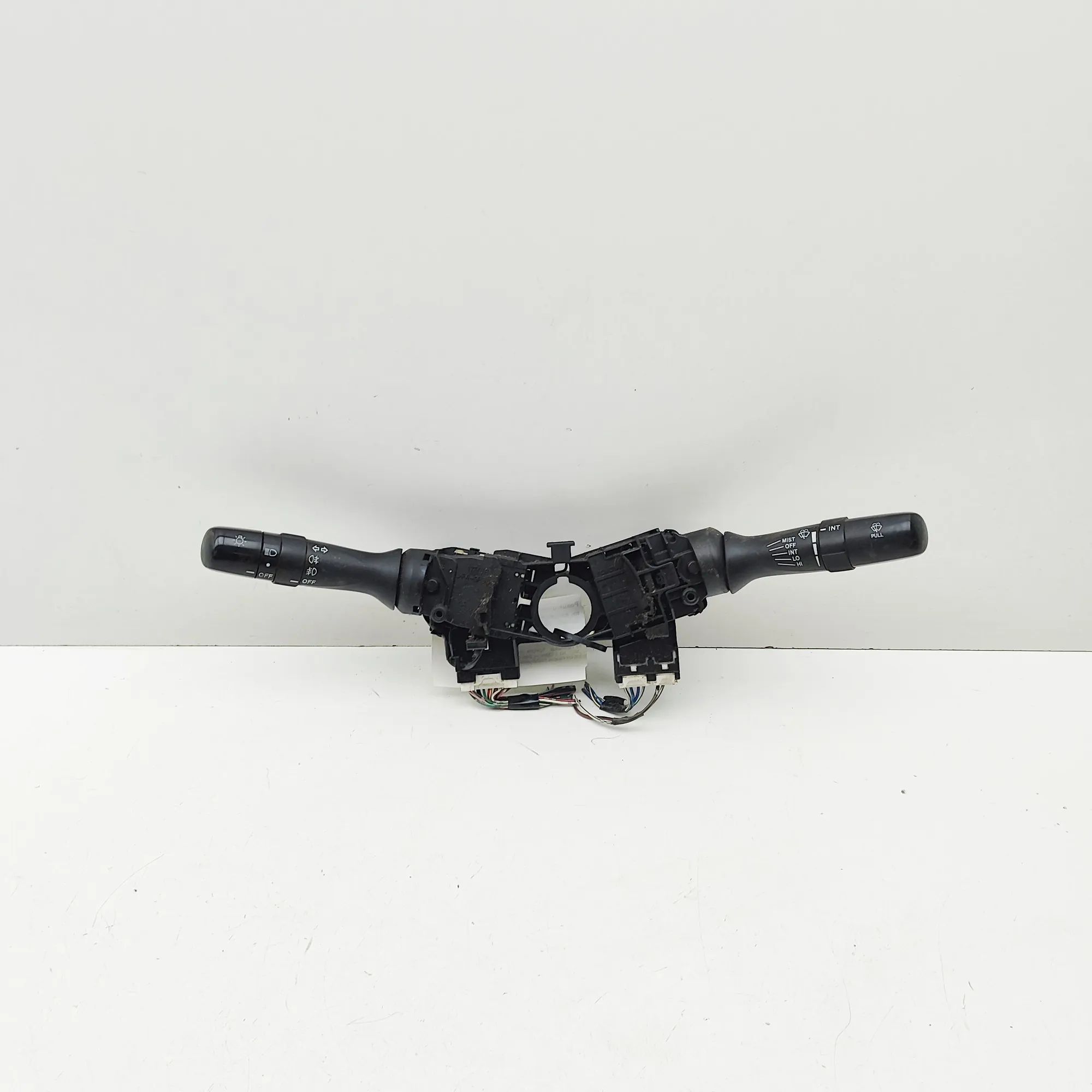Toyota Hilux Indicator Wiper Stalk Switch Indicator Wiper Stalk Switch — TOYOTA HILUX (VI...