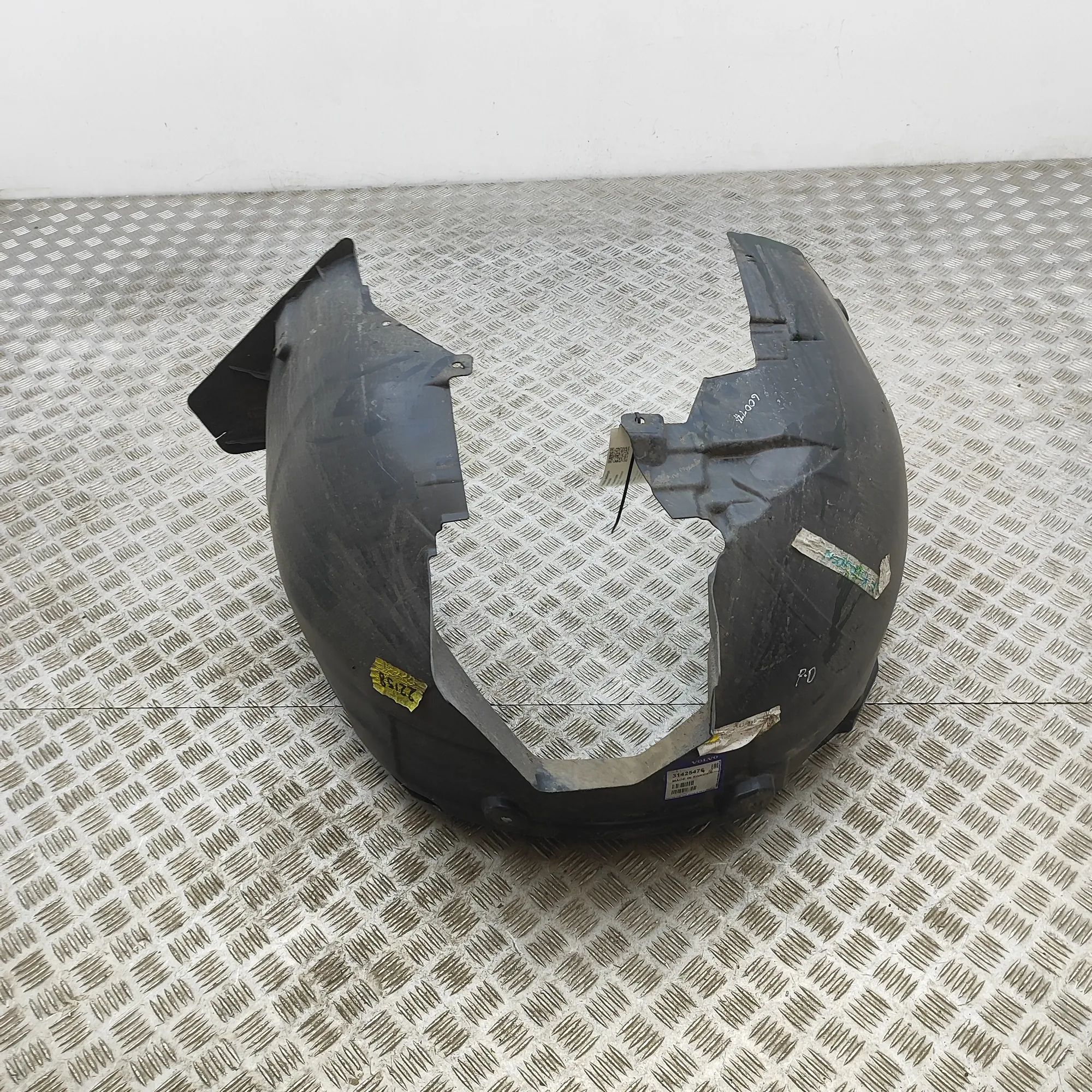 Volvo V60 Front Right Arch Liner Front Right Arch Liner — VOLVO V60 (II 225, 227...
