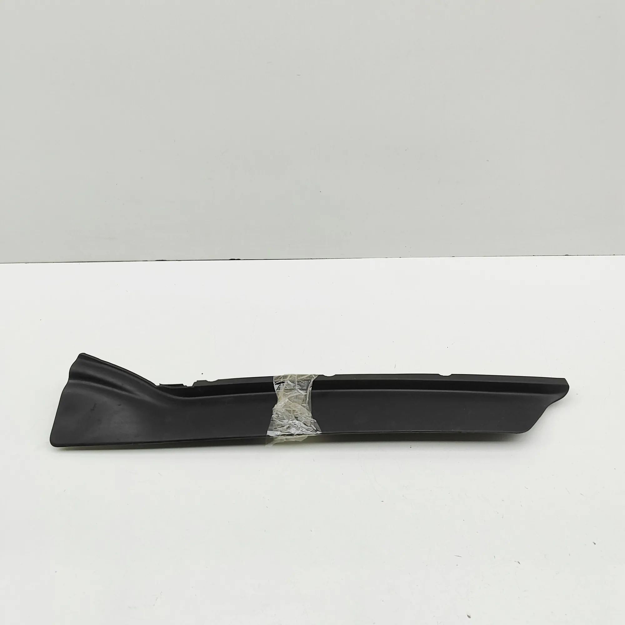 Land Rover Defender B-pillar trim — right B-pillar trim — right — LAND ROVER DEFENDER (St...