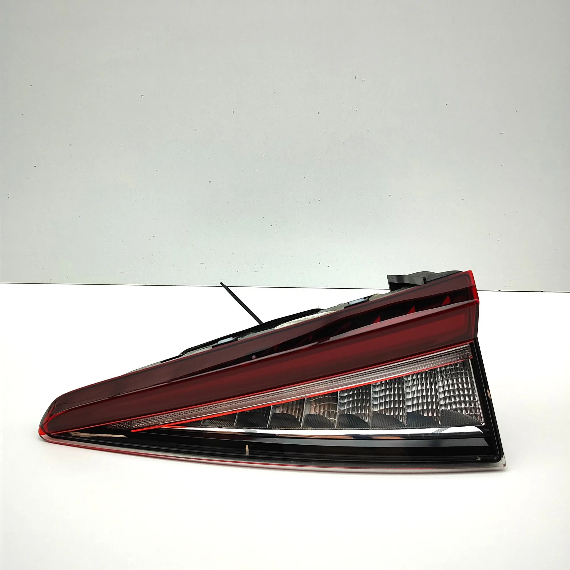 Skoda Enyaq Right Side Tailgate Tail Light Right Side Tailgate Tail Light — SKODA ENYAQ (i...