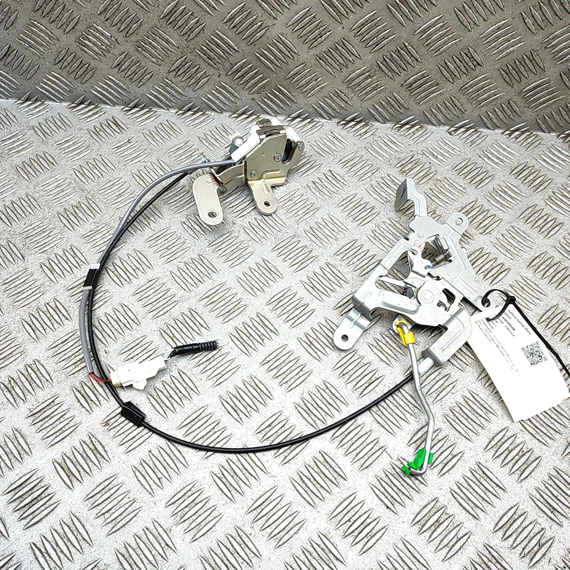 Toyota Hilux Door lock — rear left Door lock — rear left — TOYOTA HILUX (VIII Pick...