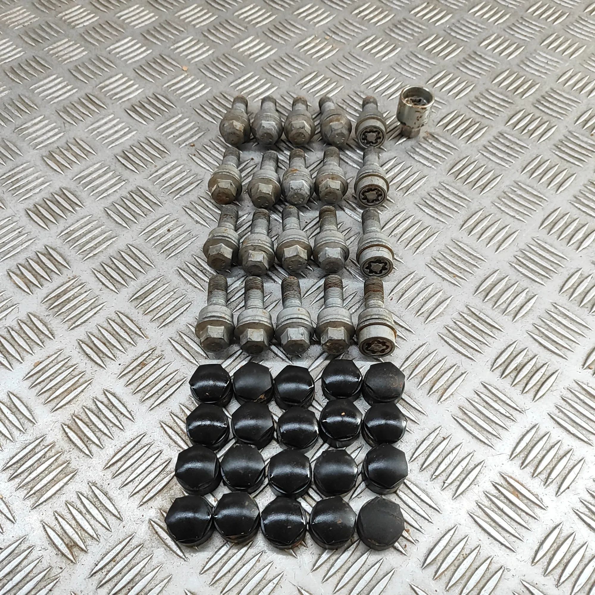 Audi Q3 (F3) Wheel Screws Kit Wheel Screws Kit — AUDI Q3 (Sportback F3N) (201...