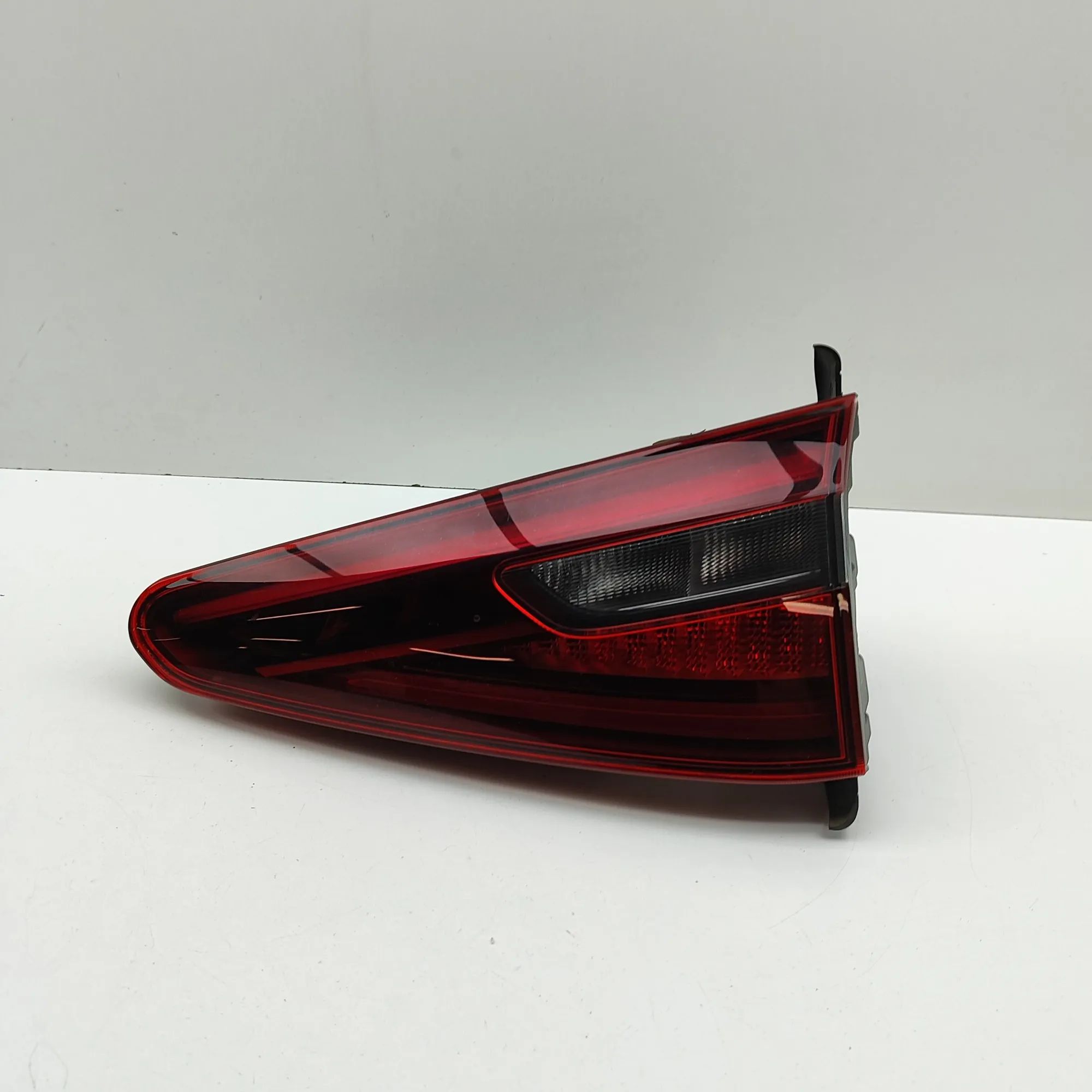 Alfa-Romeo Stelvio Right Side Tailgate Tail Light Right Side Tailgate Tail Light — ALFA ROMEO STE...