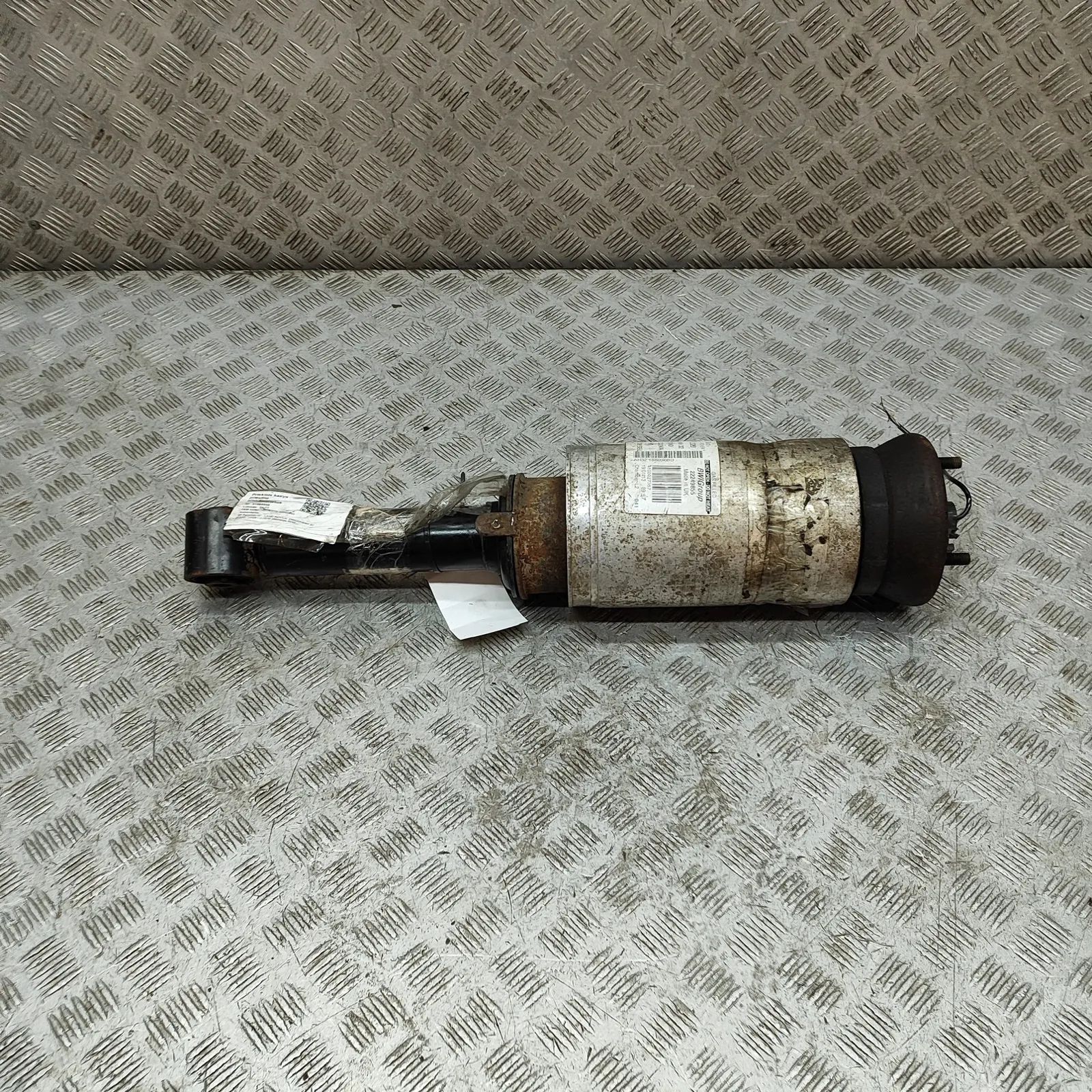 Land Rover Discovery Front Left Air Shock Absorber Front Left Air Shock Absorber — LAND ROVER DISC...