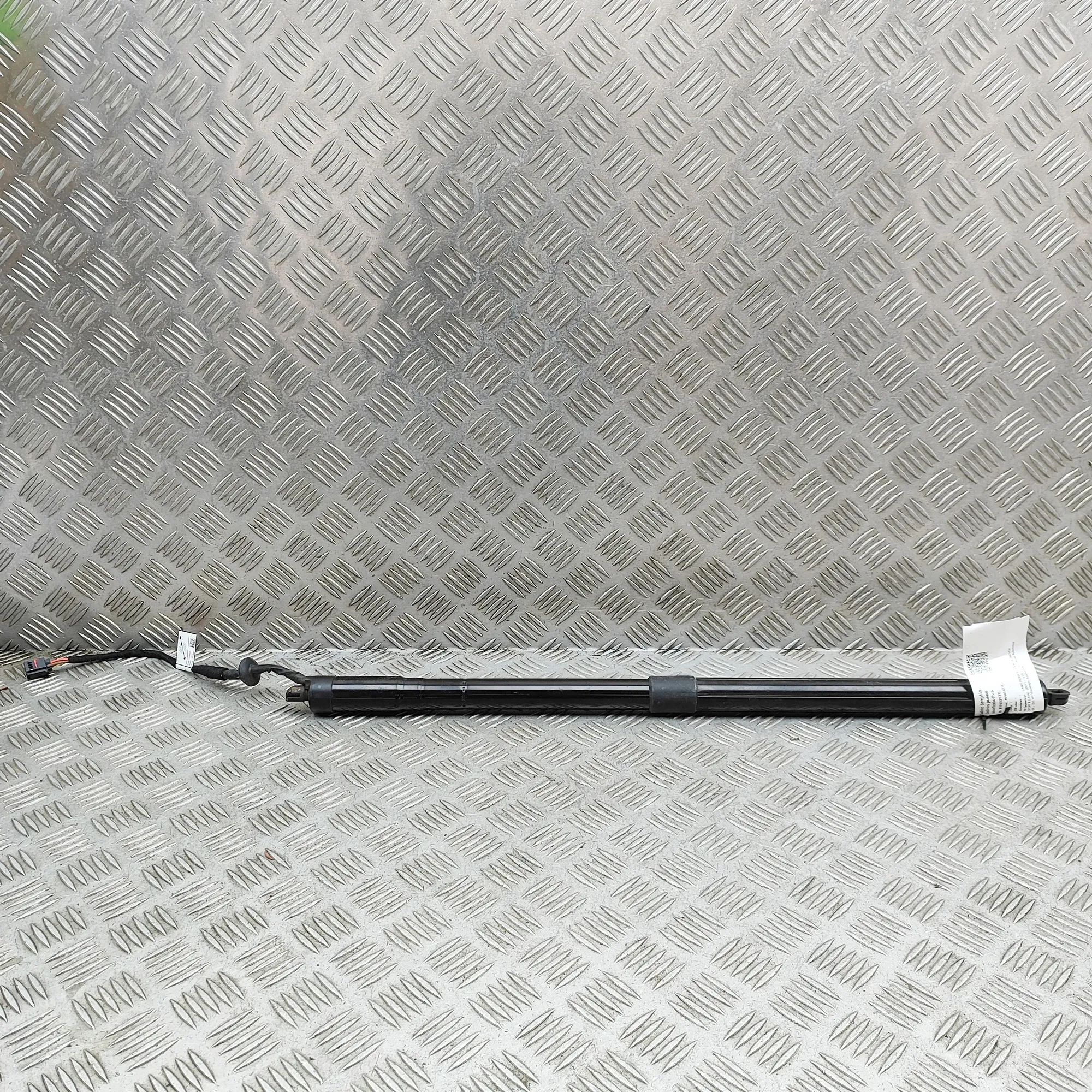 Land Rover Range Rover Sport (L494) Right Side Tailgate Gas Strut Right Side Tailgate Gas Strut — LAND ROVER RANG...