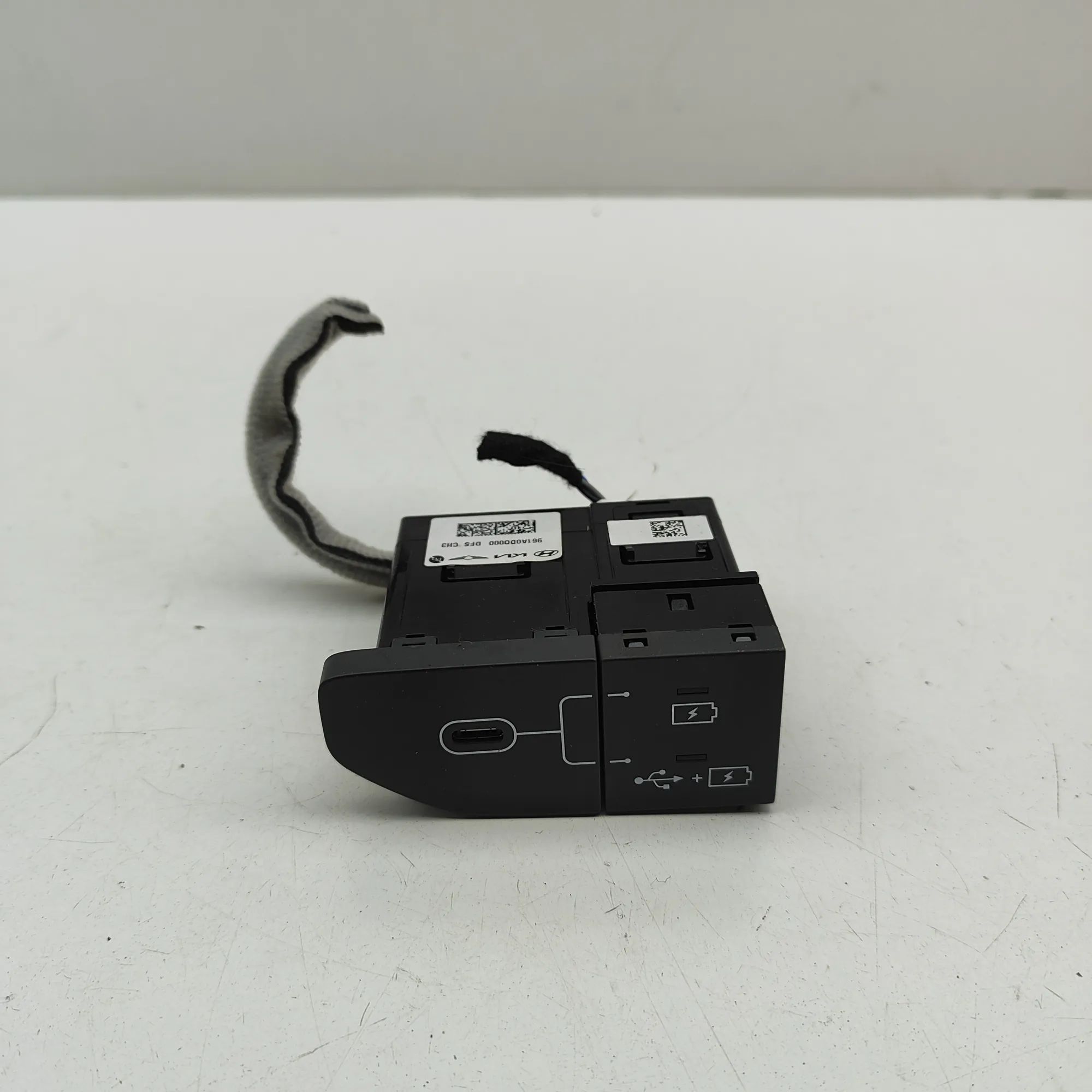 Kia EV9  USB USB — KIA EV9 (MV) (2023-...) — 961A0-DO000

Pa...