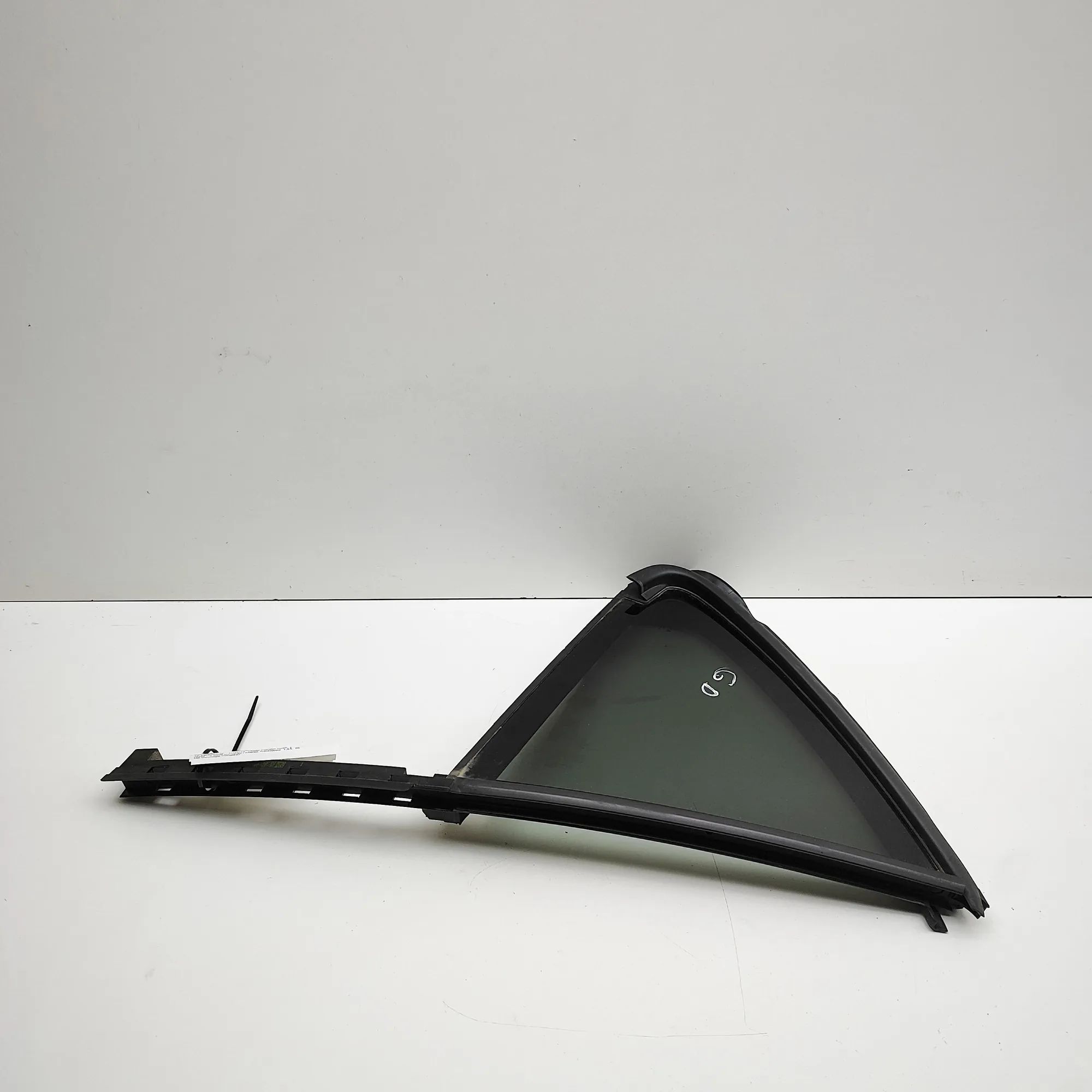 Toyota Yaris Right rear door window Right rear door window — TOYOTA YARIS (CROSS MX...
