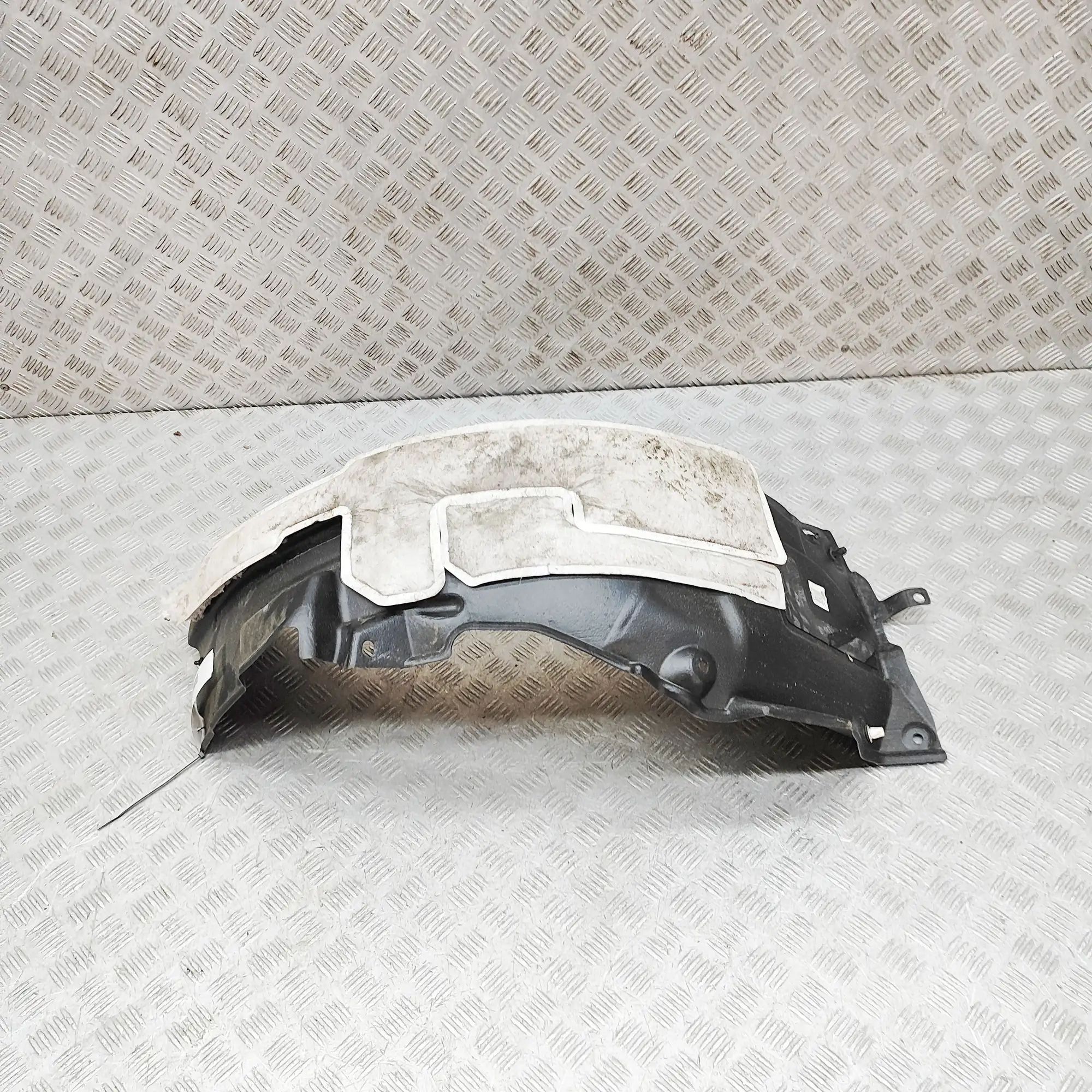 Lexus GS Wheel arch liner — front — right — rear section Wheel arch liner — front — right — rear section...