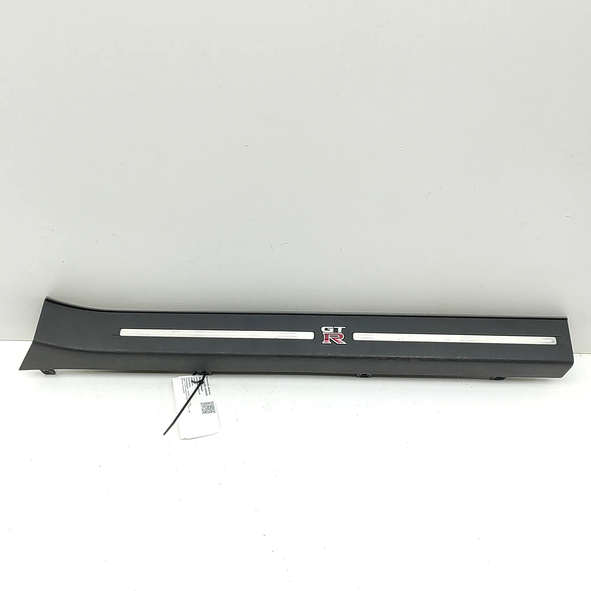 Nissan GT-R Sill trim — front right Sill trim — front right — NISSAN GT-R (R35) (20...