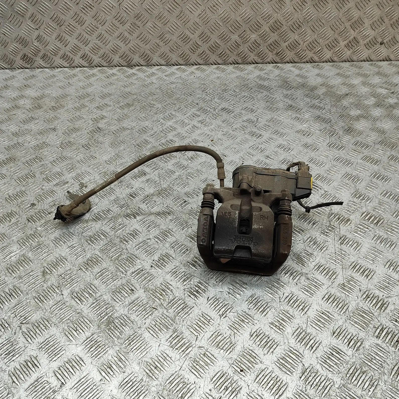 Volvo XC40 / EX40 Brake caliper — rear right Brake caliper — rear right — VOLVO XC40 (536) (...
