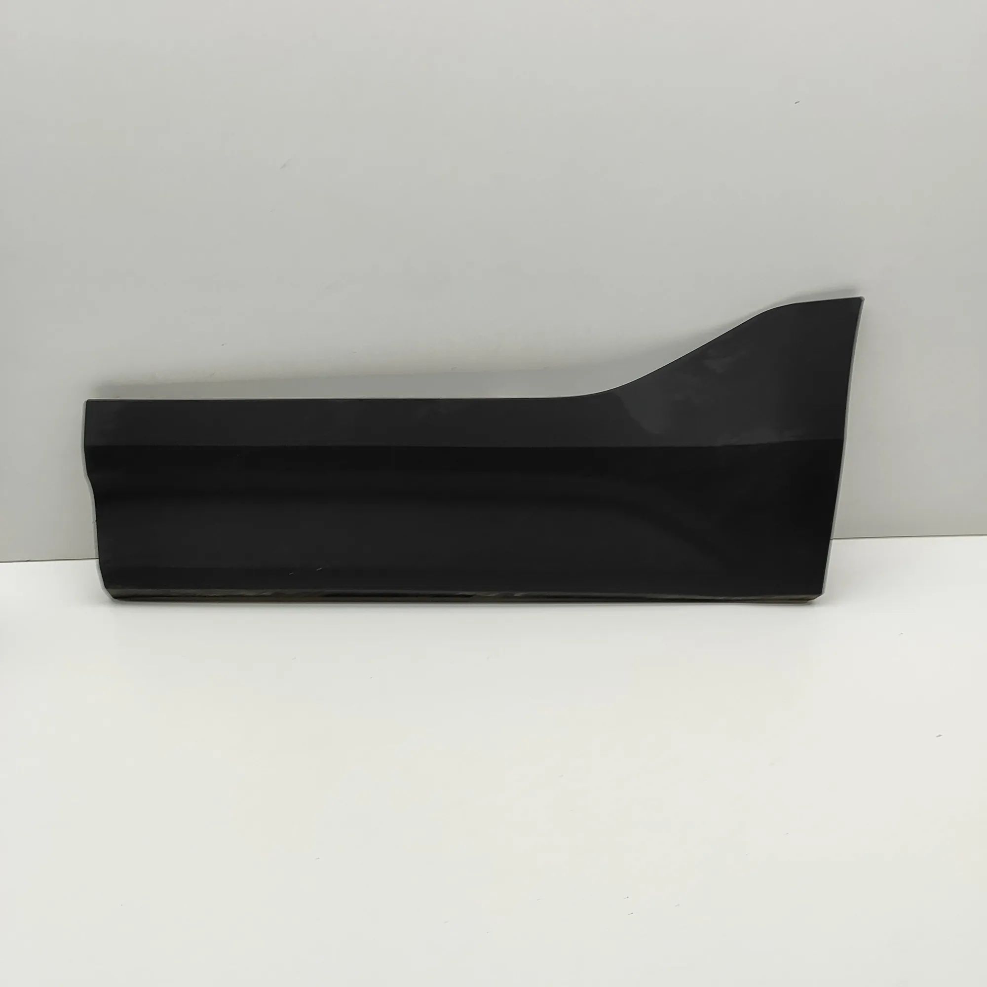 Volvo XC40 / EX40 Lower door moulding — rear left Lower door moulding — rear left — VOLVO XC40 (5...