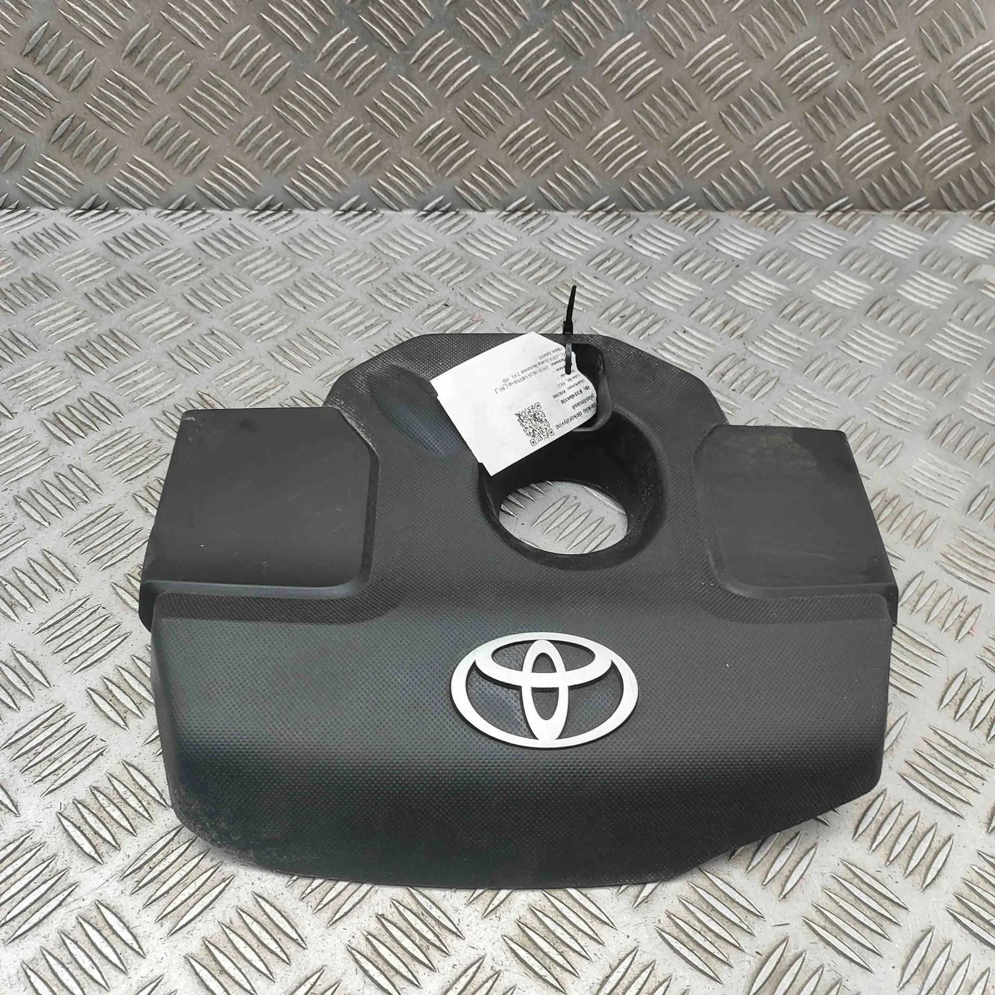 Toyota Hilux Moottori muovikansi Engine cover — TOYOTA HILUX (VIII Pick-up _N1_)...