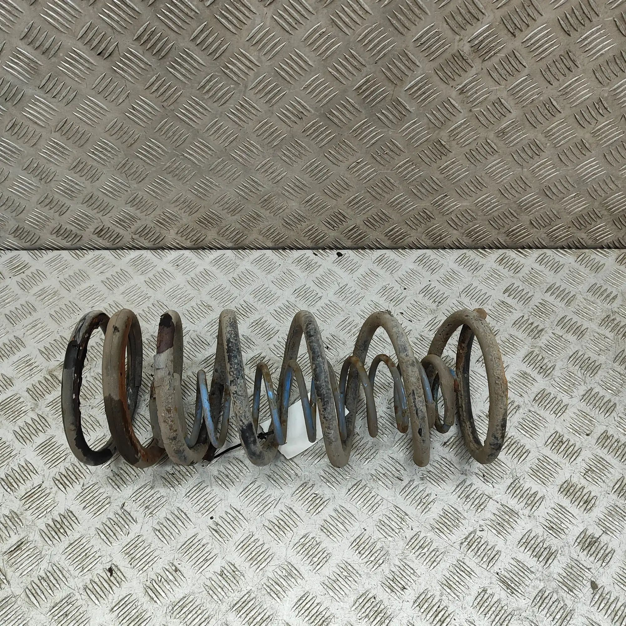 Nissan Patrol (Y61) Coil spring — rear left Coil spring — rear left — NISSAN PATROL (GR V W...