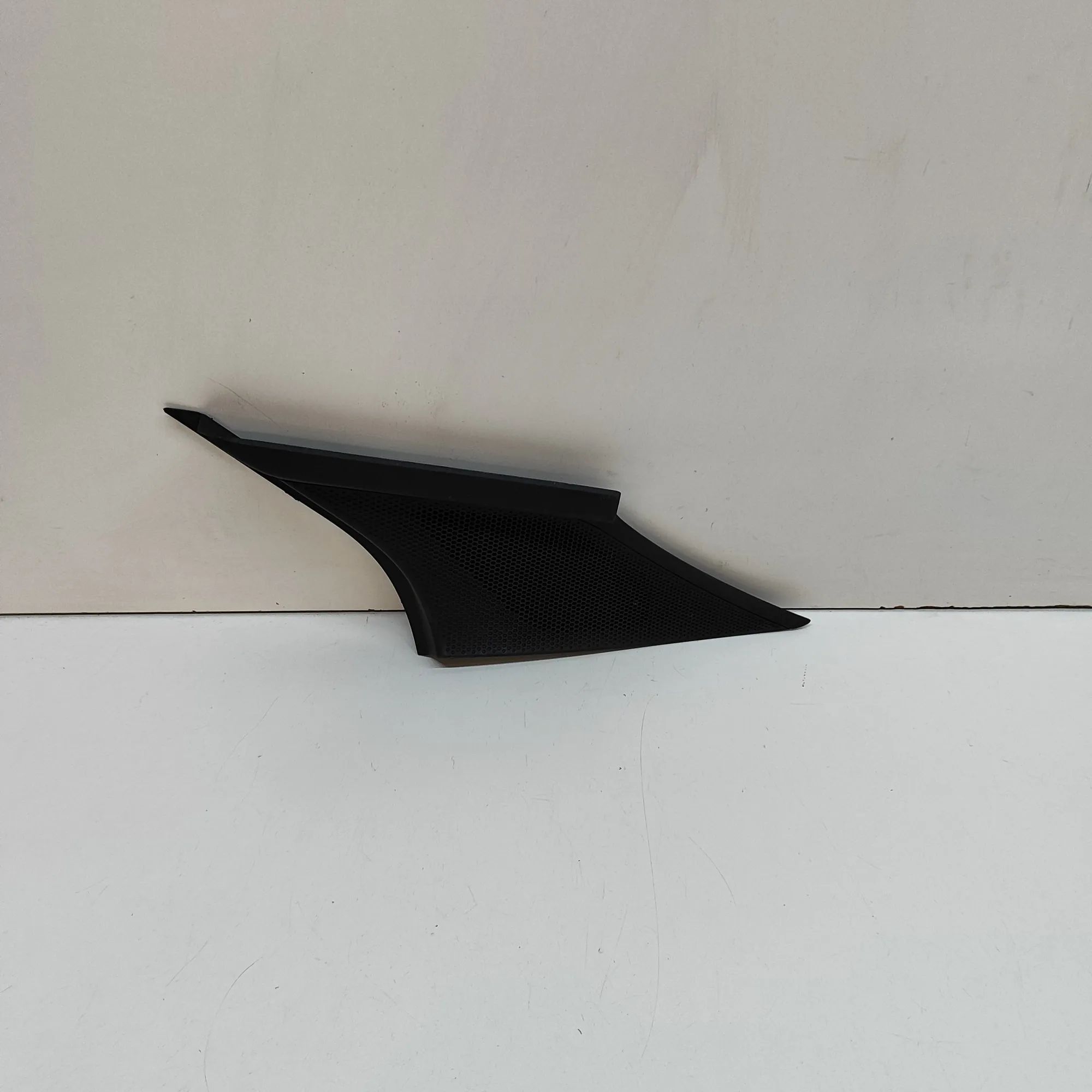 Porsche Taycan Right Side Pillar Trim Right Side Pillar Trim — PORSCHE TAYCAN (2019-....