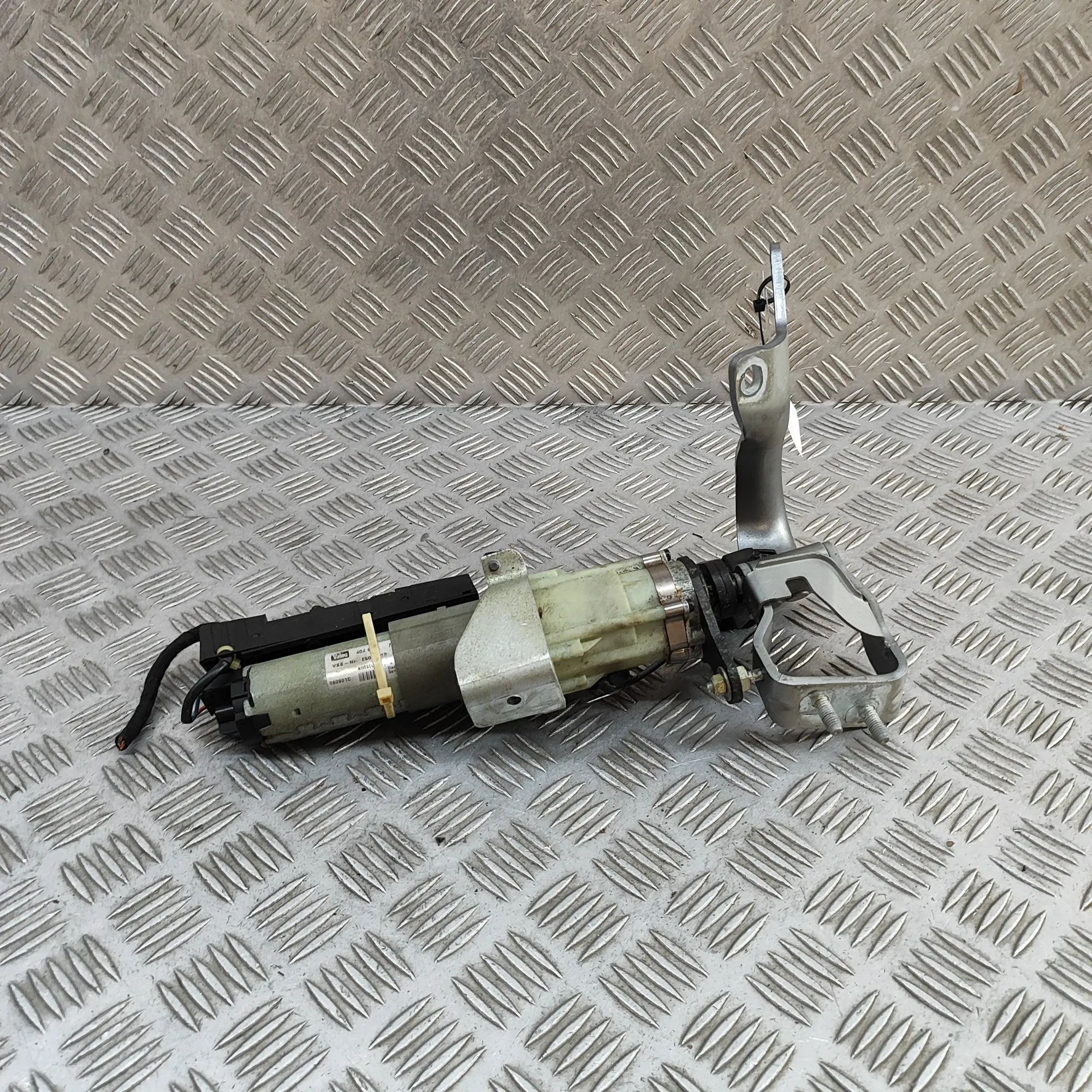 Audi Q7 (4L) Left Side Bootlid Hinge Left Side Bootlid Hinge — AUDI Q7 (4L) (2006-20...