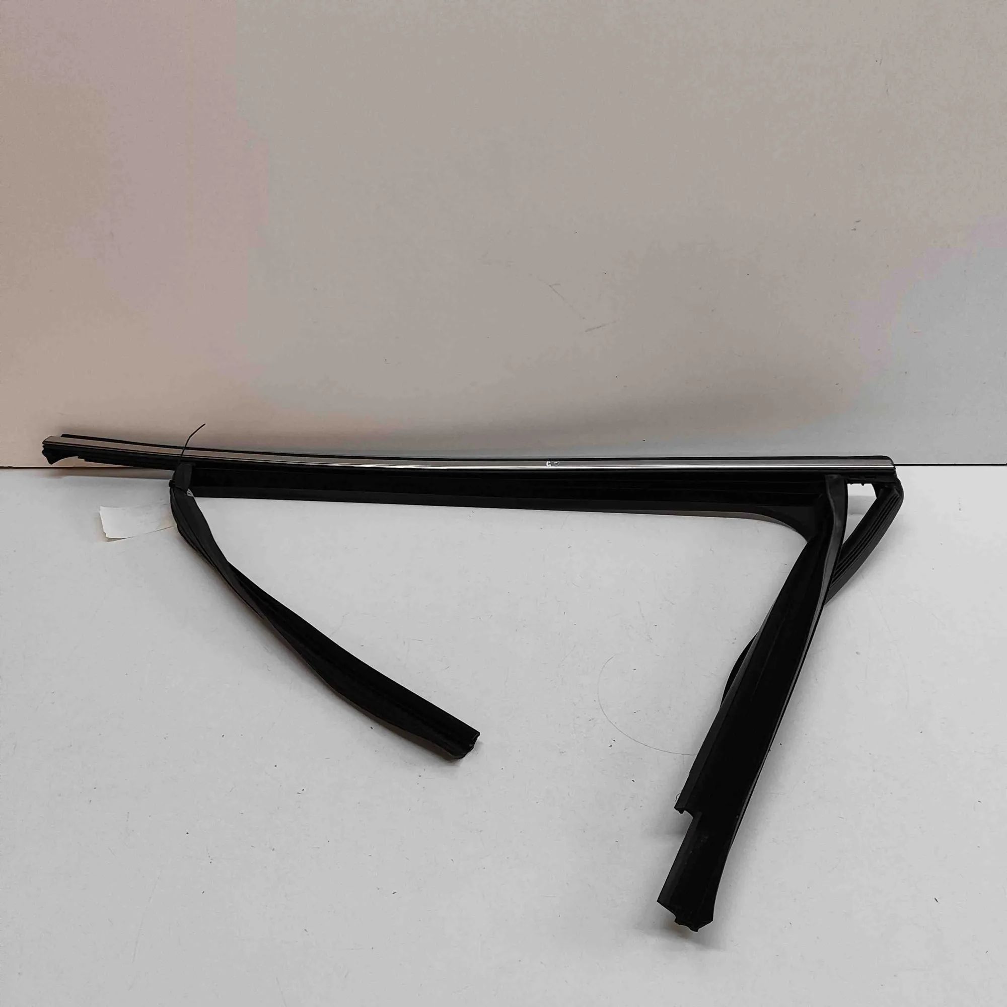 Volkswagen Tayron Upper door trim strip — rear right Upper door trim strip — rear right — VW TAYRON ...