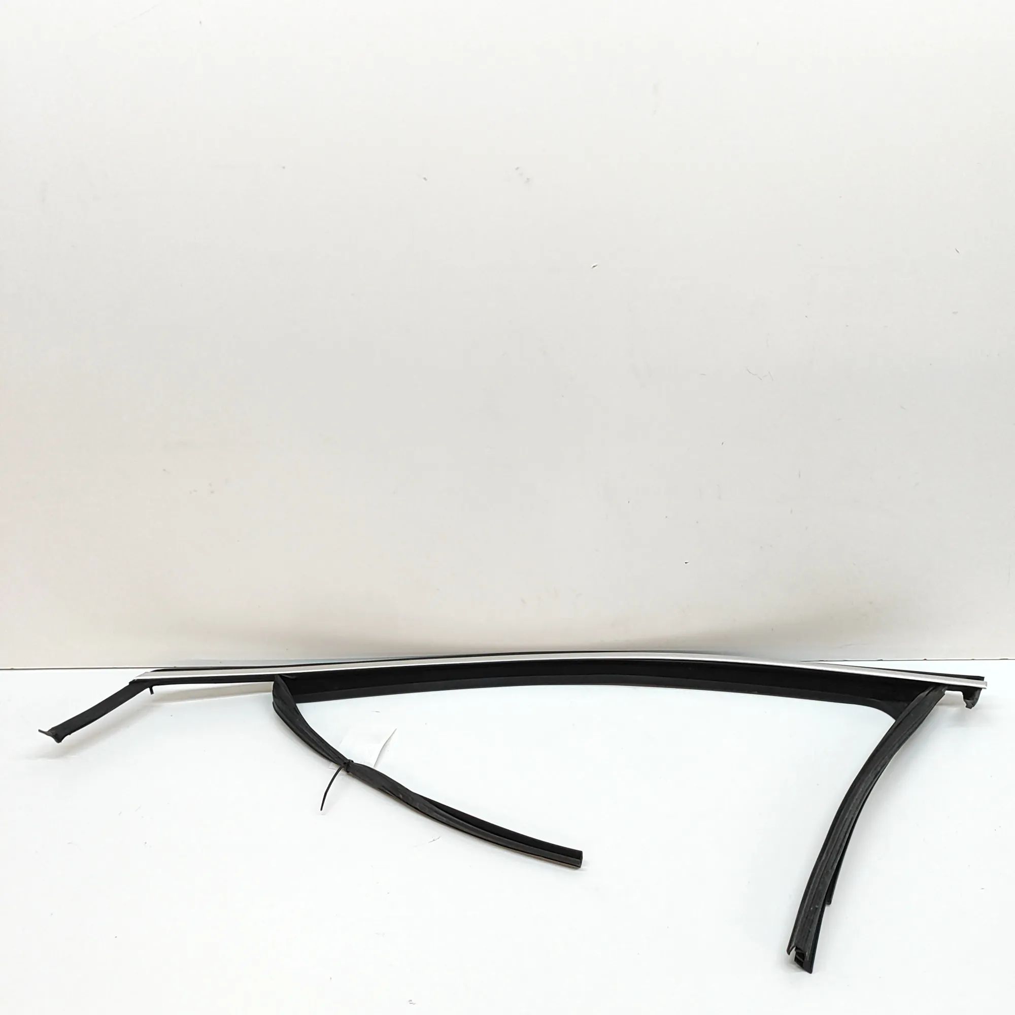 Skoda Enyaq Upper door trim strip — front left Upper door trim strip — front left — SKODA ENYA...