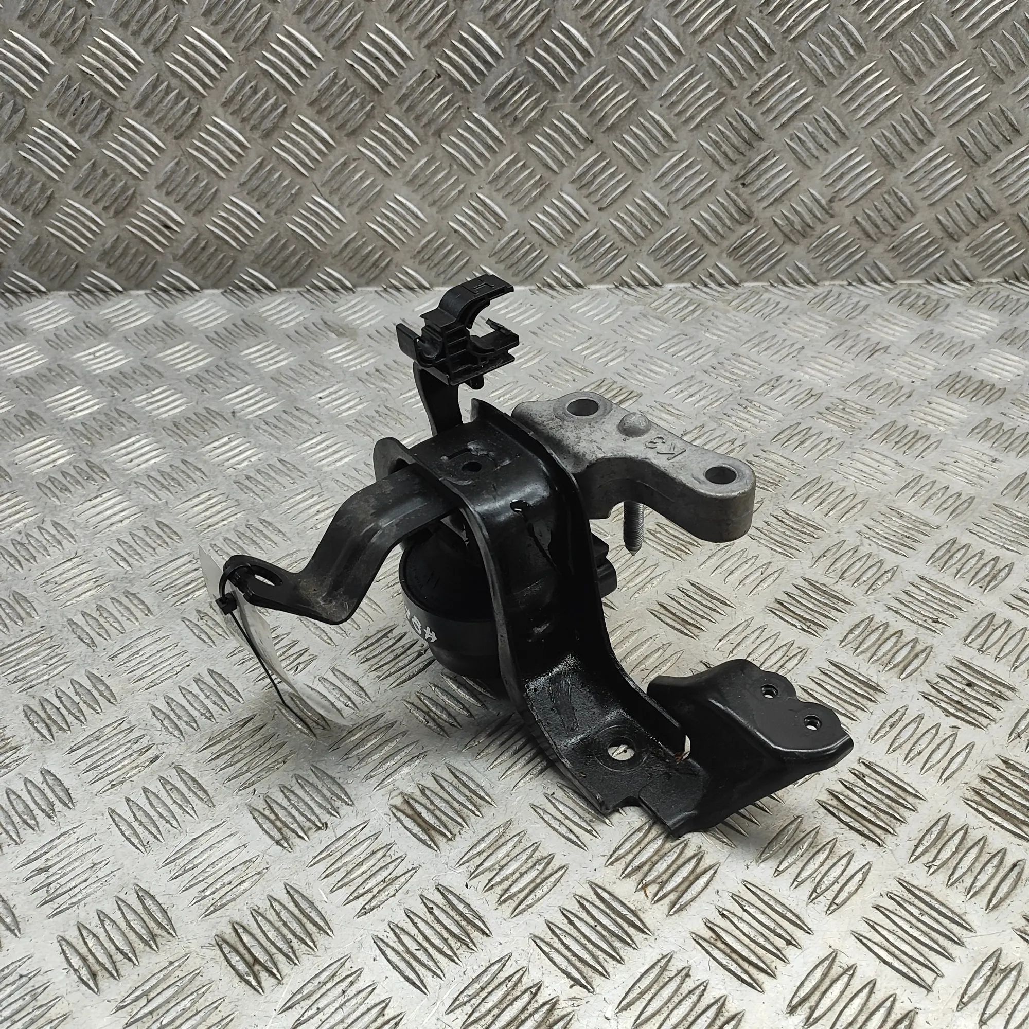 Toyota Yaris Right Side Engine Mount Right Side Engine Mount — TOYOTA YARIS (CROSS M...