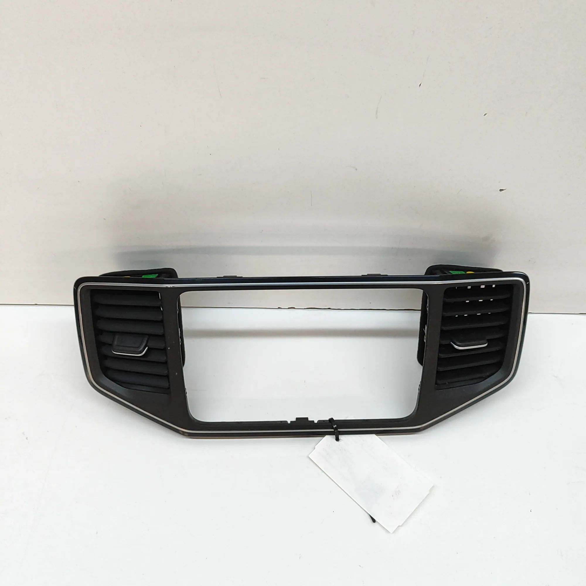 Volkswagen Amarok Navigation screen trim Navigation screen trim — VW AMAROK (2H_, S1B) (...