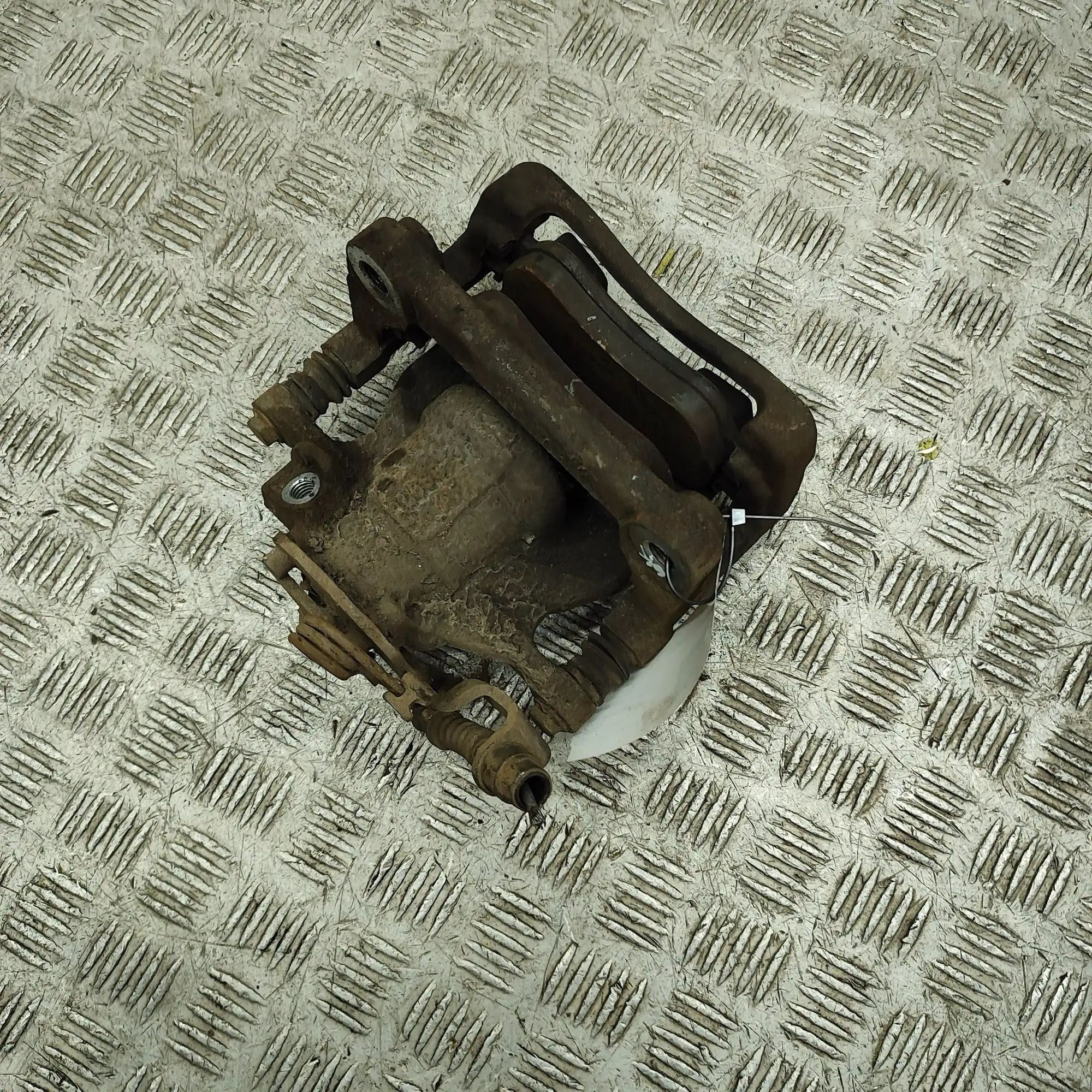 Volkswagen Amarok Brake caliper — rear left Brake caliper — rear left — VW AMAROK (2H_, S1B...