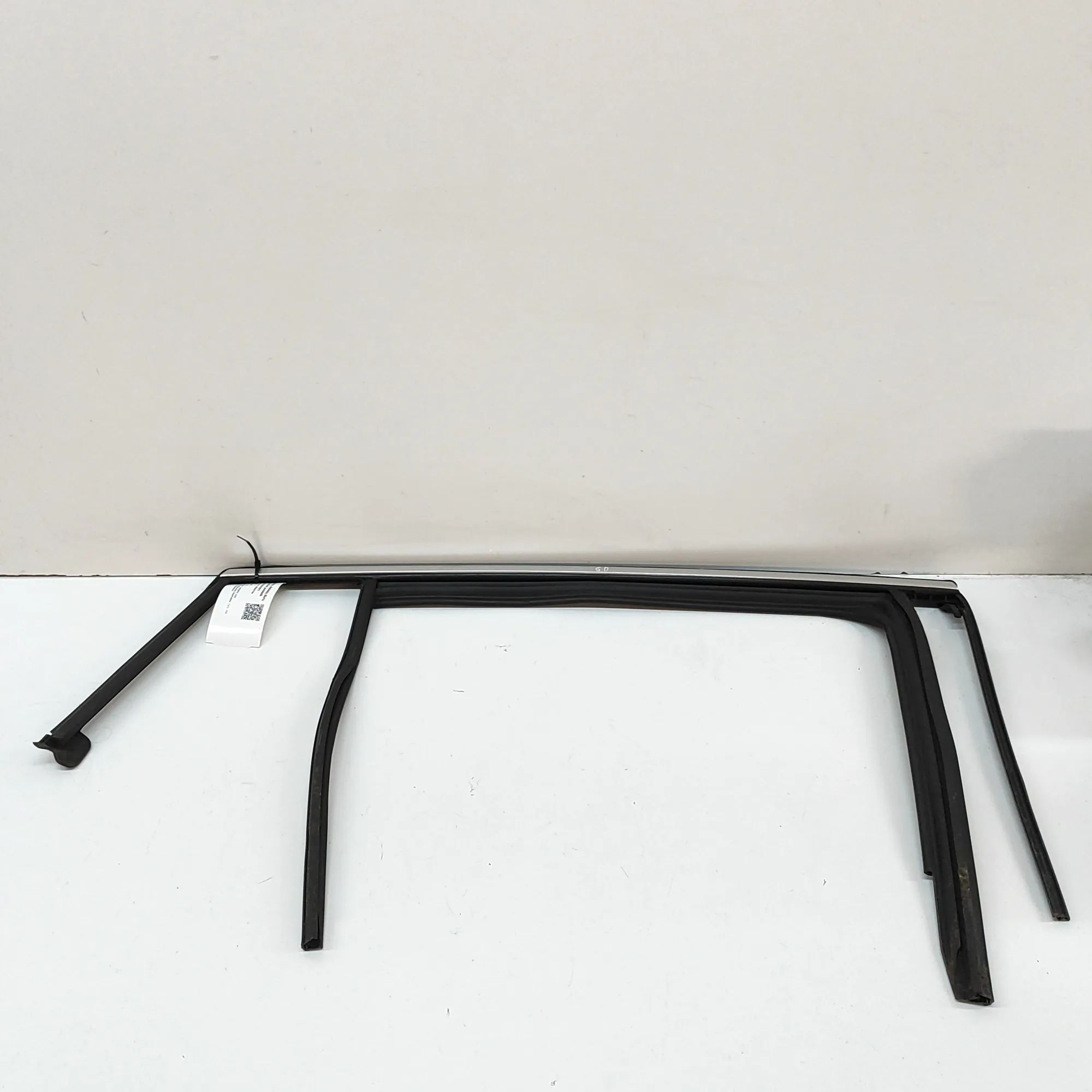 Infiniti Q30 Upper door trim strip — rear right Upper door trim strip — rear right — INFINITI Q...