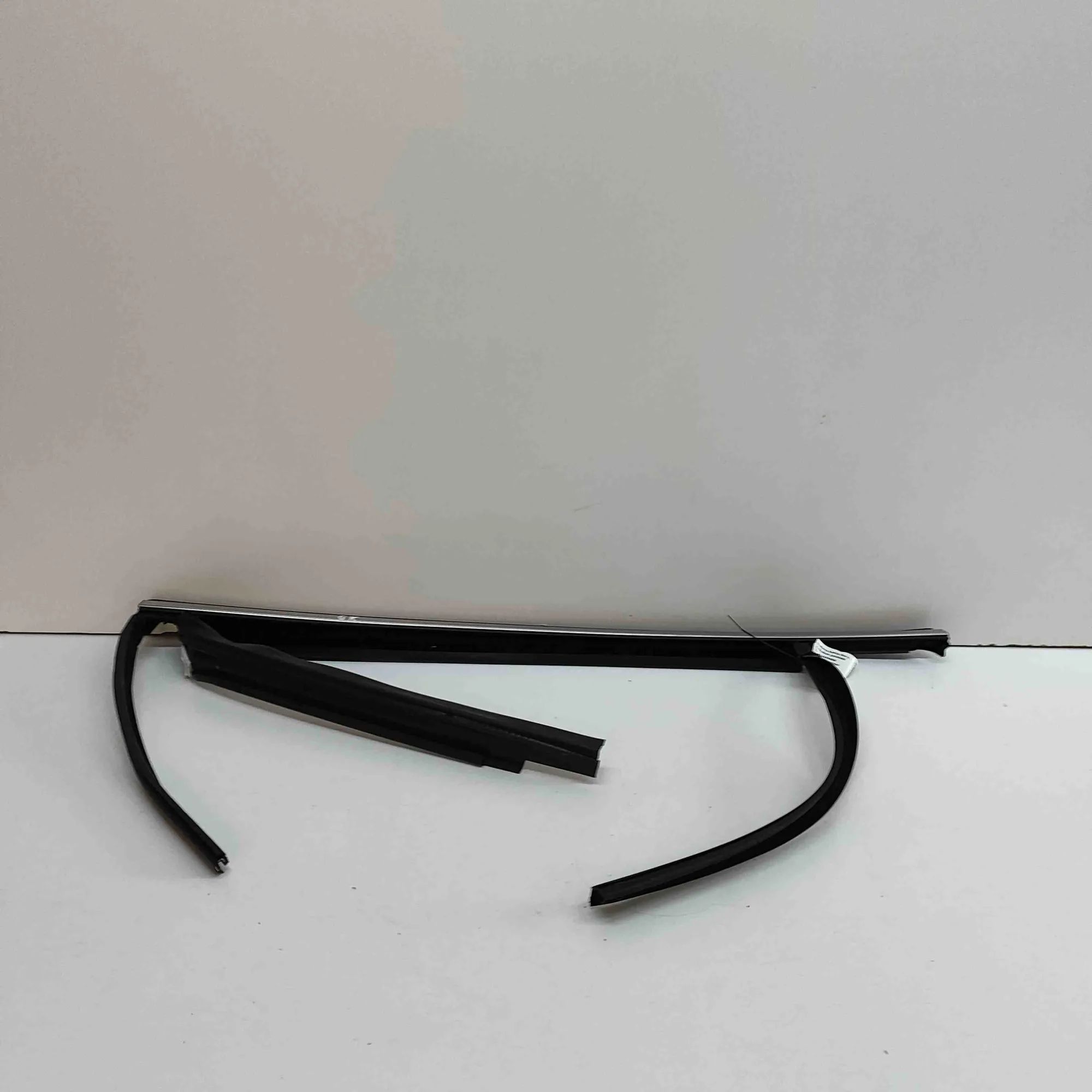 Volkswagen Tayron Upper door trim strip — rear left Upper door trim strip — rear left — VW TAYRON (...