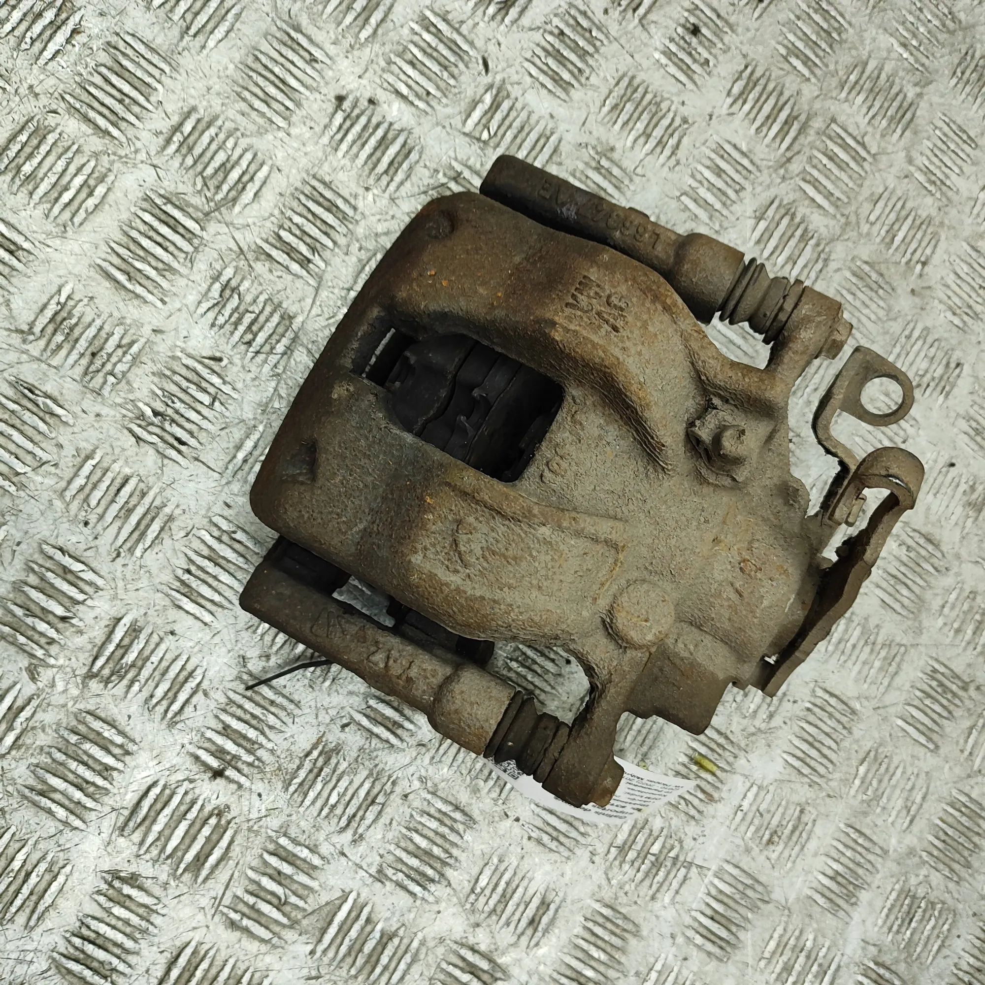 Volkswagen Amarok Brake caliper — rear right Brake caliper — rear right — VW AMAROK (2H_, S1...