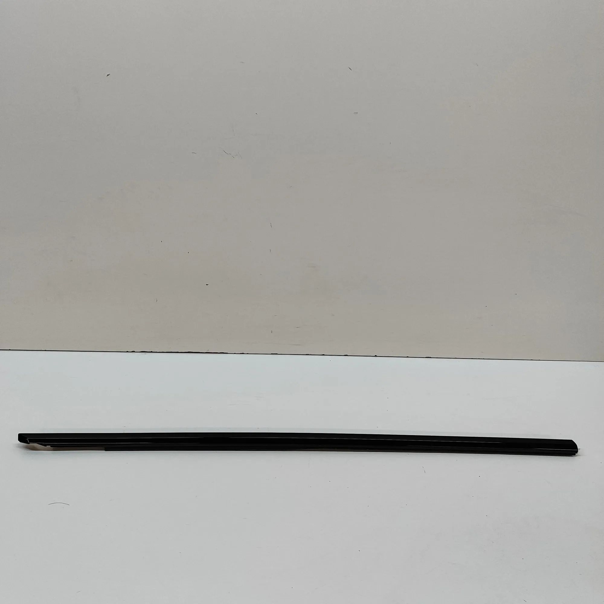 Audi e-tron GT (FW) Door window moulding — front — right Door window moulding — front — right — AUDI E-T...