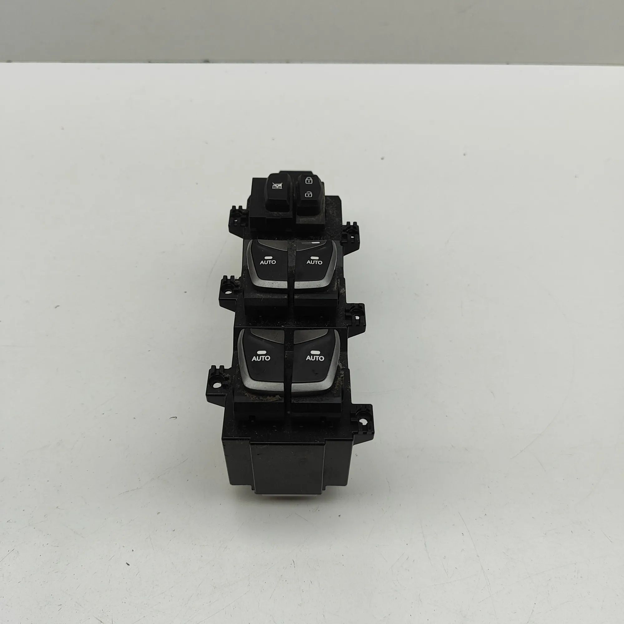 Hyundai Santa Fe Door window switch — front right Door window switch — front right — HYUNDAI SANT...
