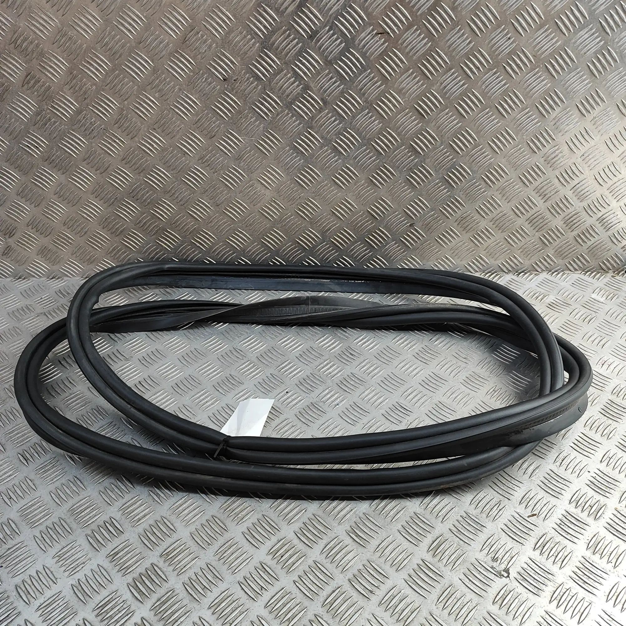 Mercedes-Benz A (W176) Tailgate rubber seal Tailgate rubber seal — MERCEDES BENZ AMG (GT C1...