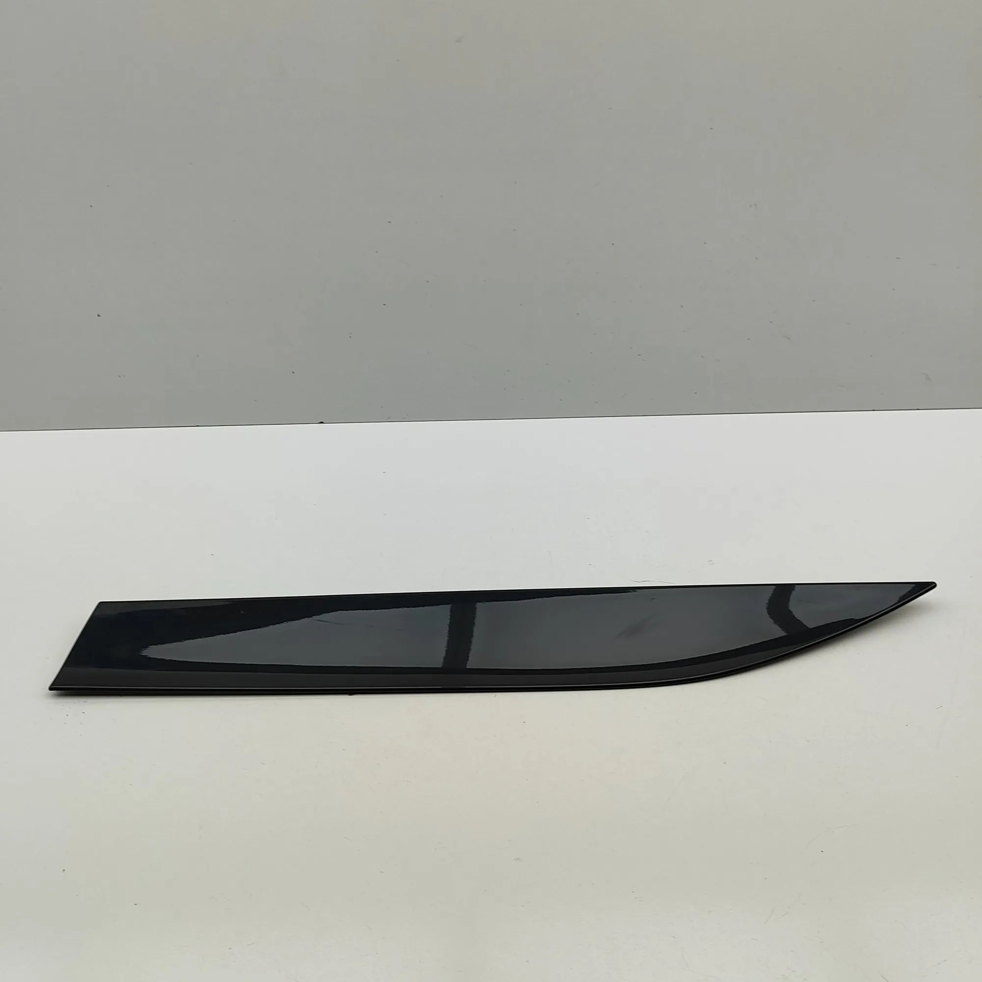 Audi e-tron GT (FW) Lower door moulding — rear — right Lower door moulding — rear — right — AUDI E-TRO...