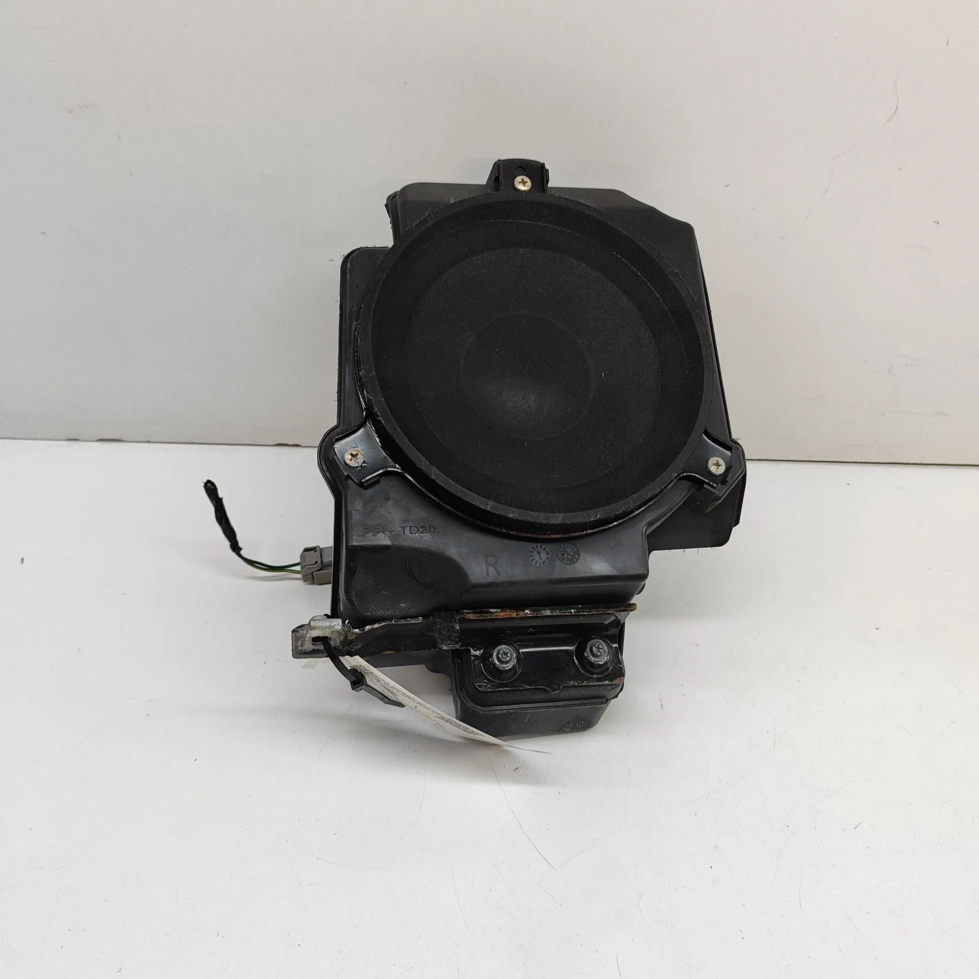 Jeep Wrangler (JK) Floor subwoofer — right Floor subwoofer — right — JEEP WRANGLER (III JK...