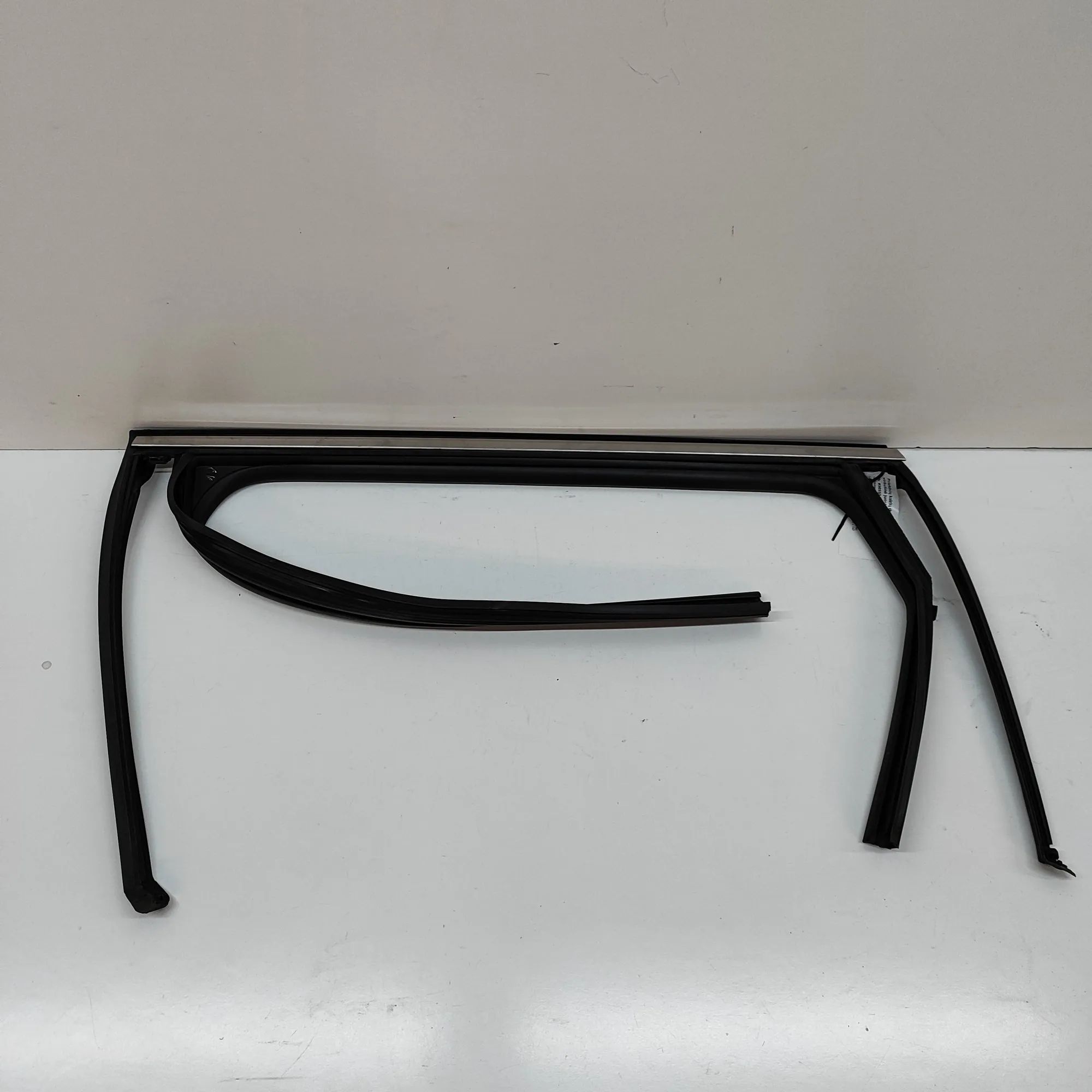 Hyundai Santa Fe Upper door trim strip — rear left Upper door trim strip — rear left — HYUNDAI SAN...