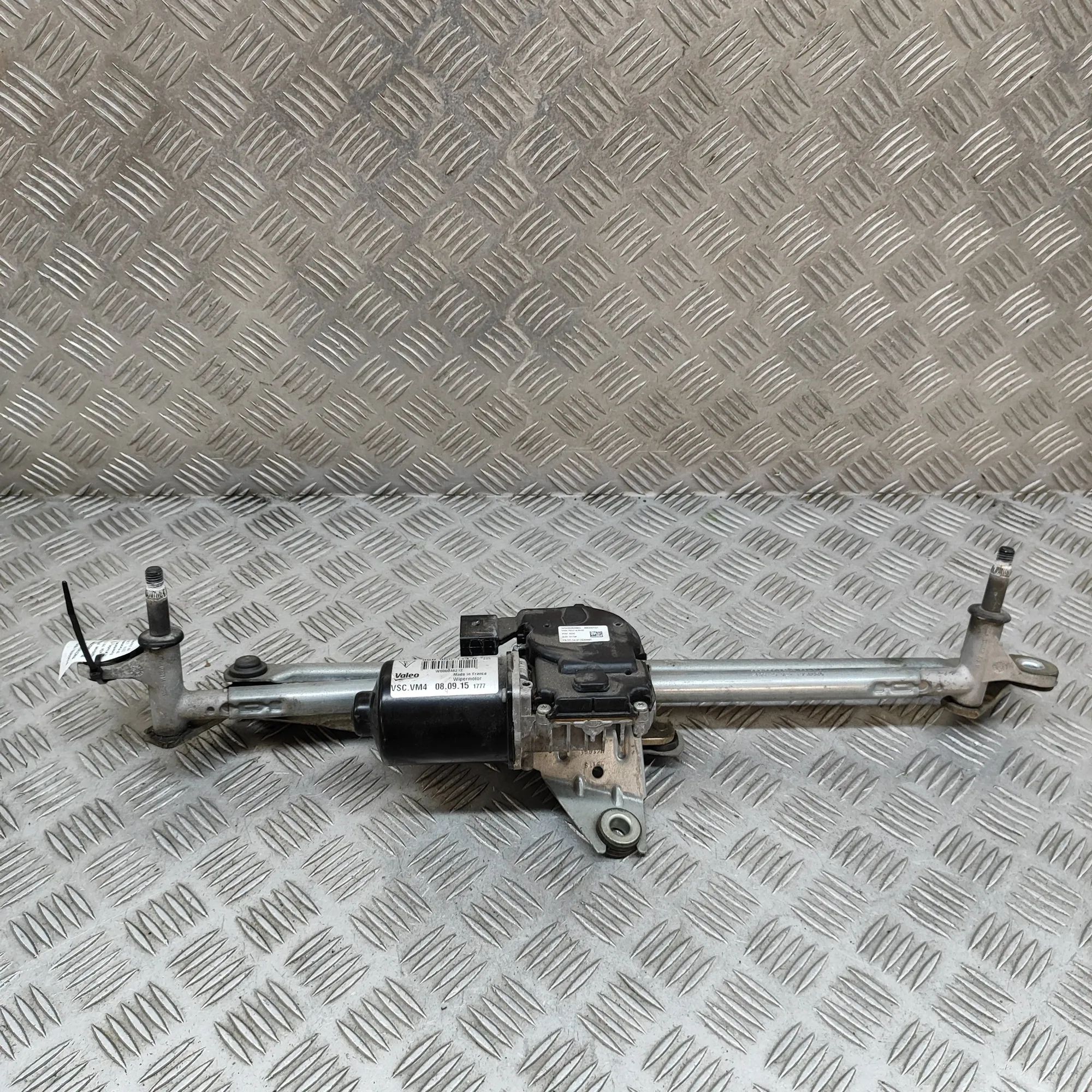 Porsche Macan Front Windshield Wiper Mechanism Front Windshield Wiper Mechanism — PORSCHE MACA...