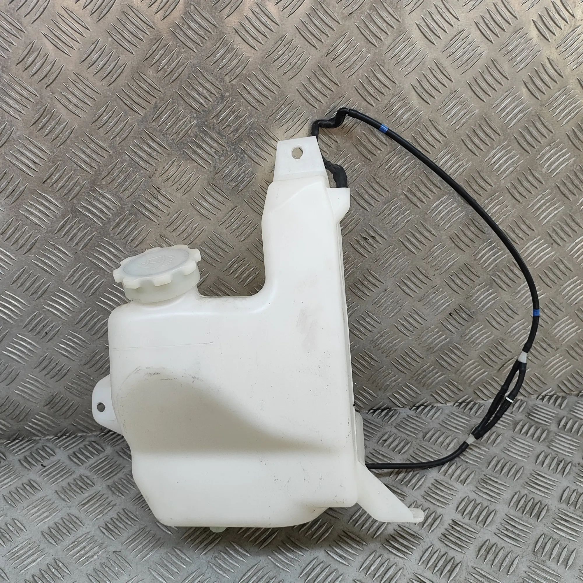 Mitsubishi Lancer Window Washer Tank Window Washer Tank — MITSUBISHI LANCER (VIII CY...
