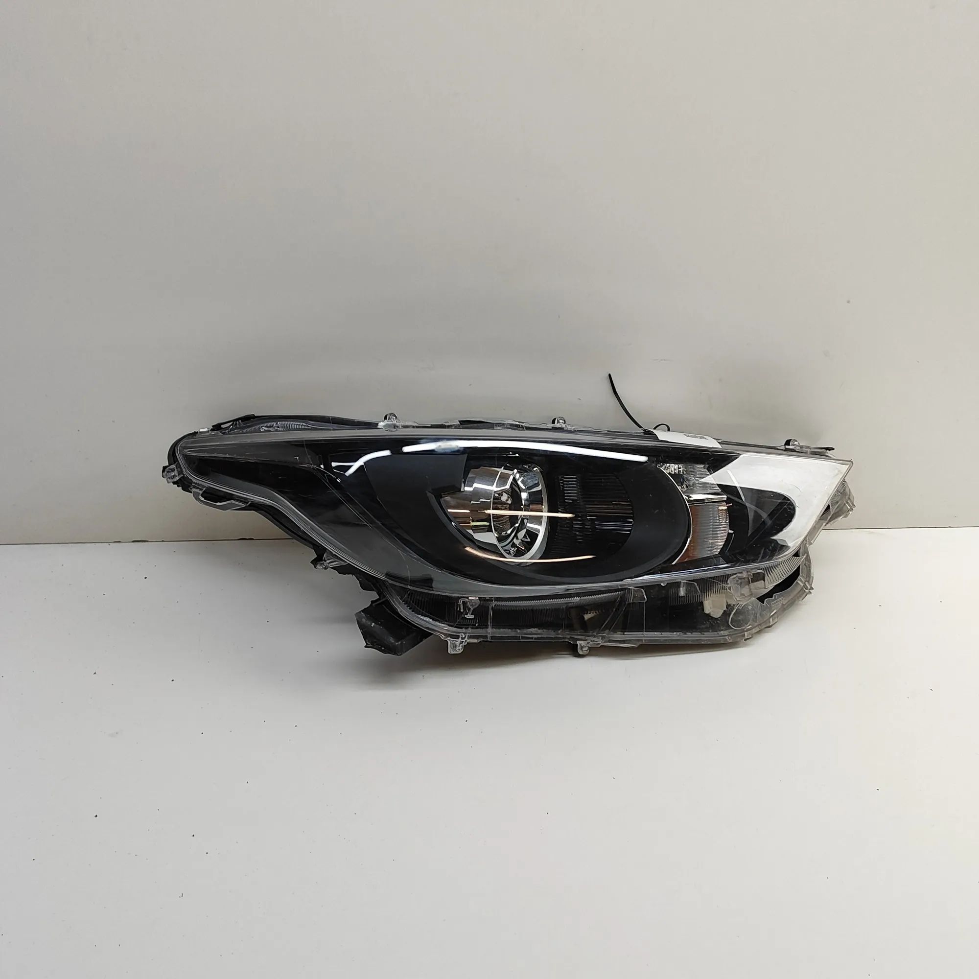Toyota Yaris Front Right Headlight Front Right Headlight — TOYOTA YARIS (_P21_) (2...
