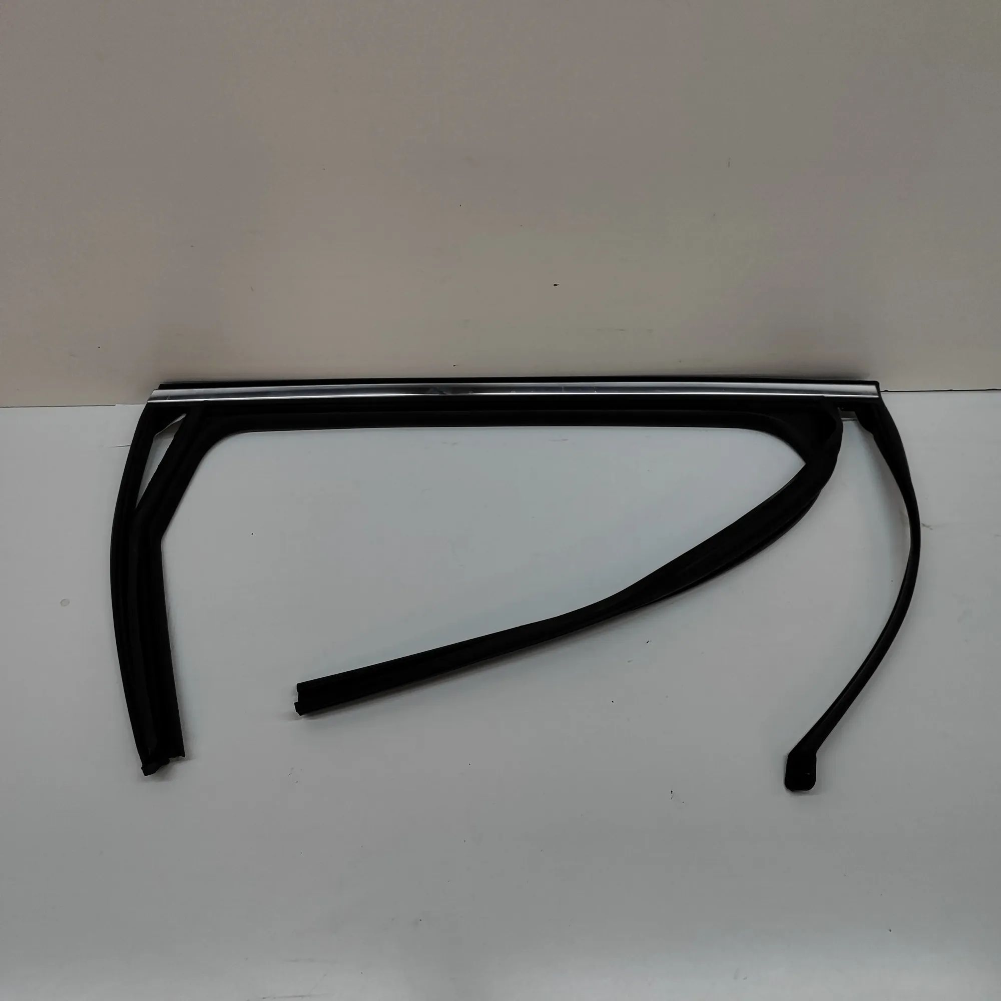 Hyundai Santa Fe Upper door trim strip — rear right Upper door trim strip — rear right — HYUNDAI SA...