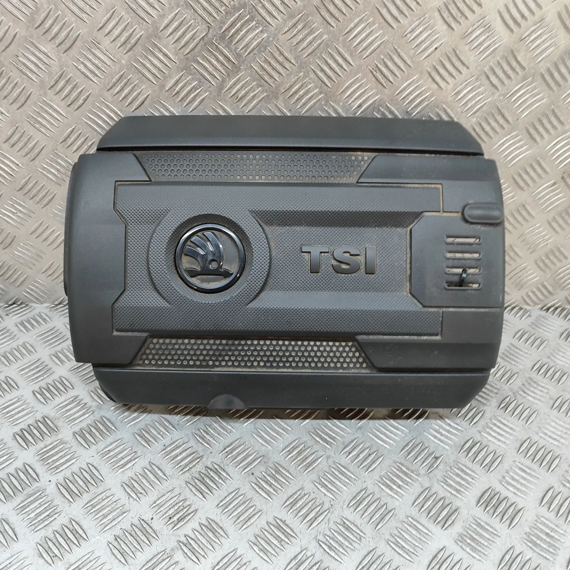 Skoda Octavia Moottori muovikansi Engine cover — SKODA OCTAVIA (III Combi 5E5) (2...