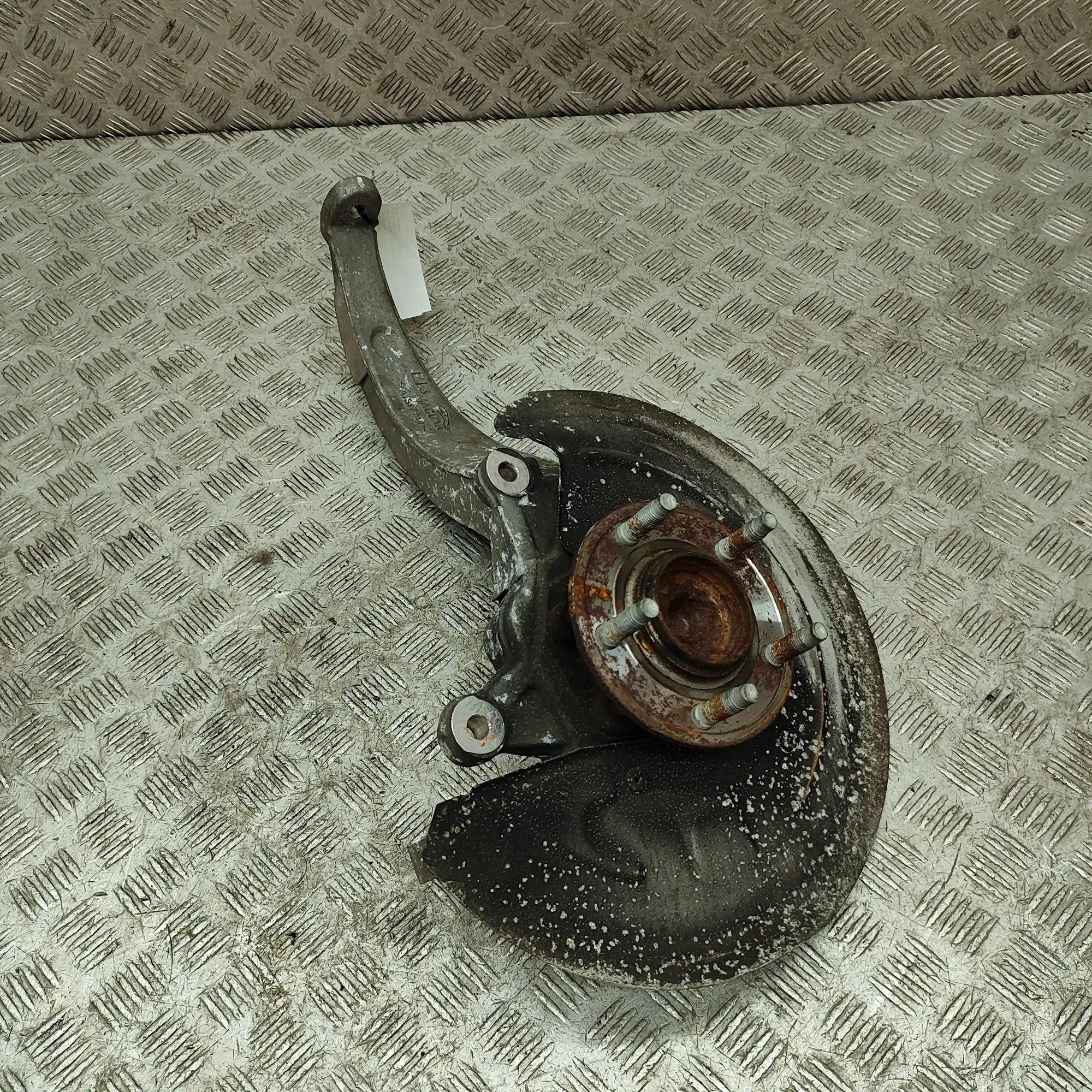 Jaguar XJ Front Right Wheel Hub Front Right Wheel Hub — JAGUAR XJ (X350) (2003-...