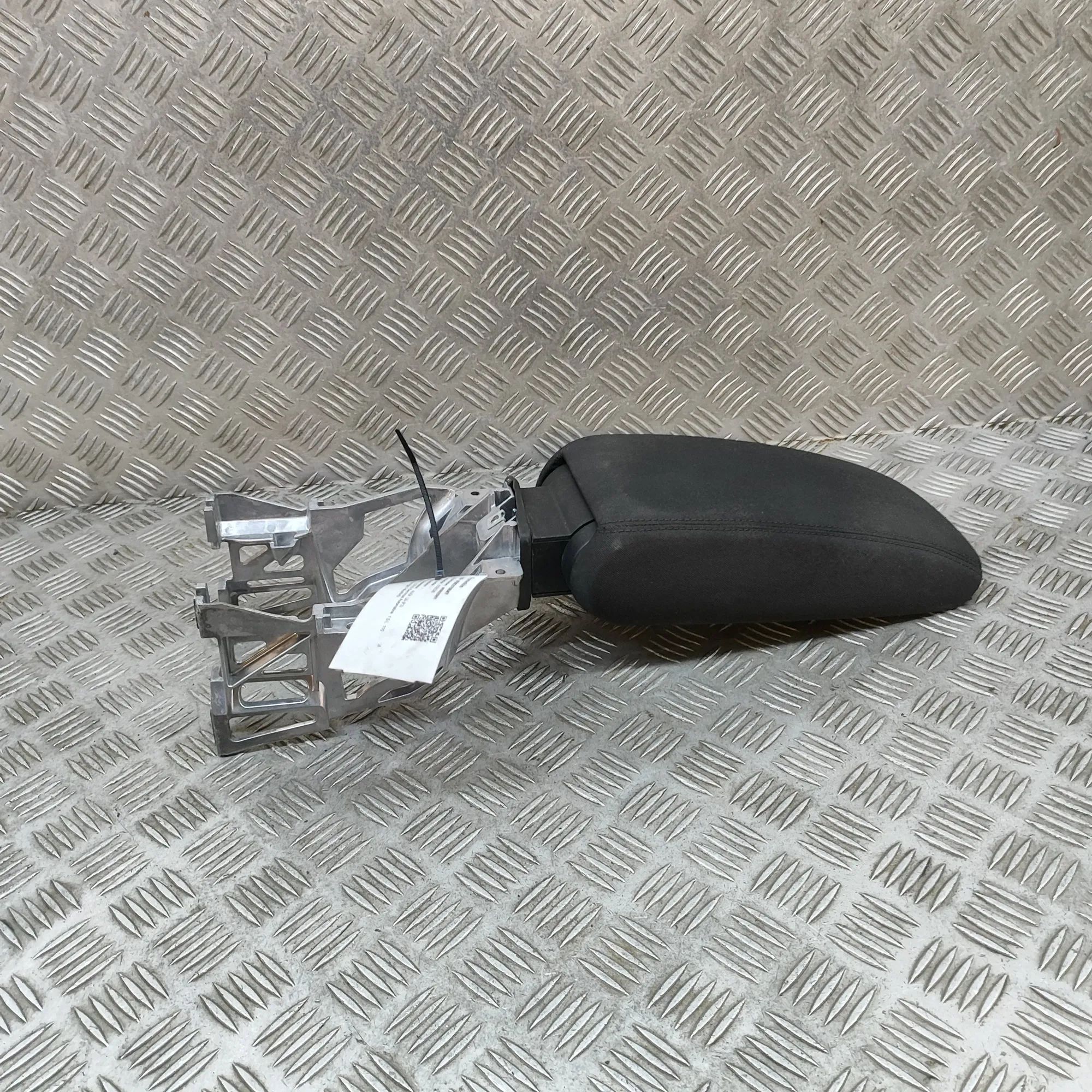 Audi Q3 (8U) подлокотник Armrest — AUDI Q3 (F3) (2018-...) — 83A864283

...