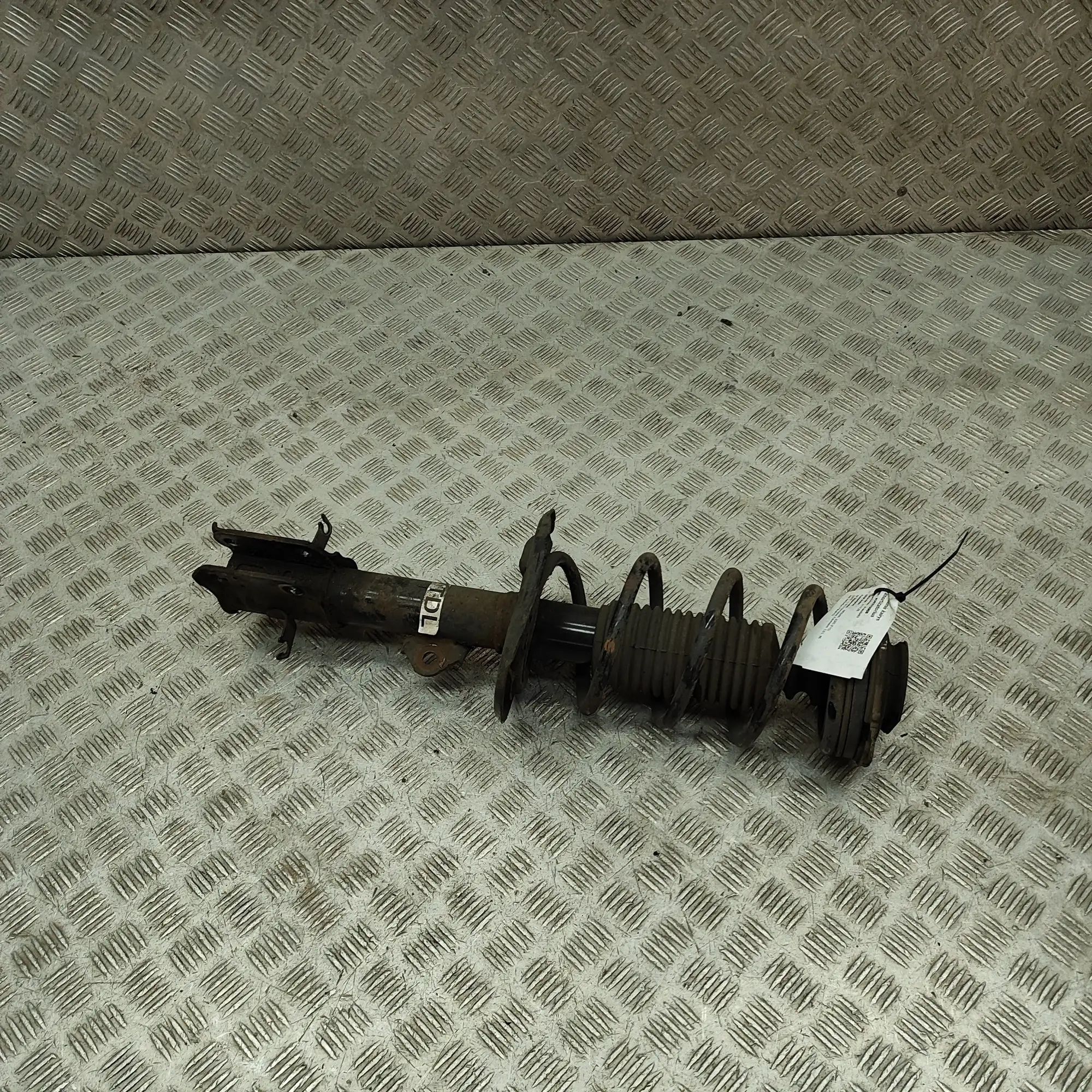 Nissan Juke Shock absorber — front left Shock absorber — front left — NISSAN JUKE (F15)...