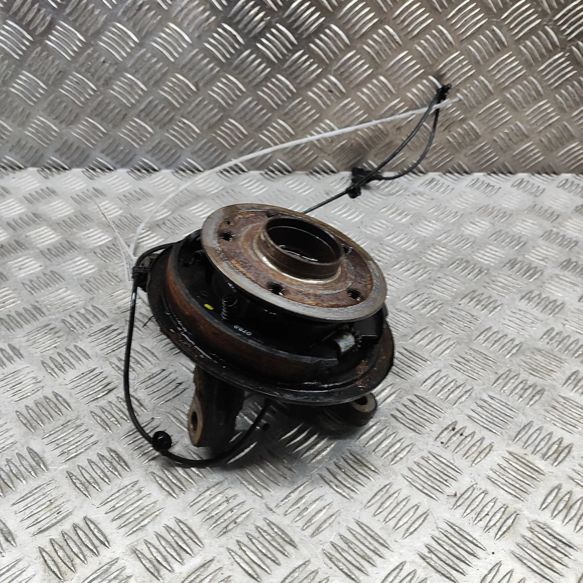 Mercedes-Benz V / Vito / EQV (W447) Rear Right Wheel Hub Rear Right Wheel Hub — MERCEDES BENZ VITO (Tour...